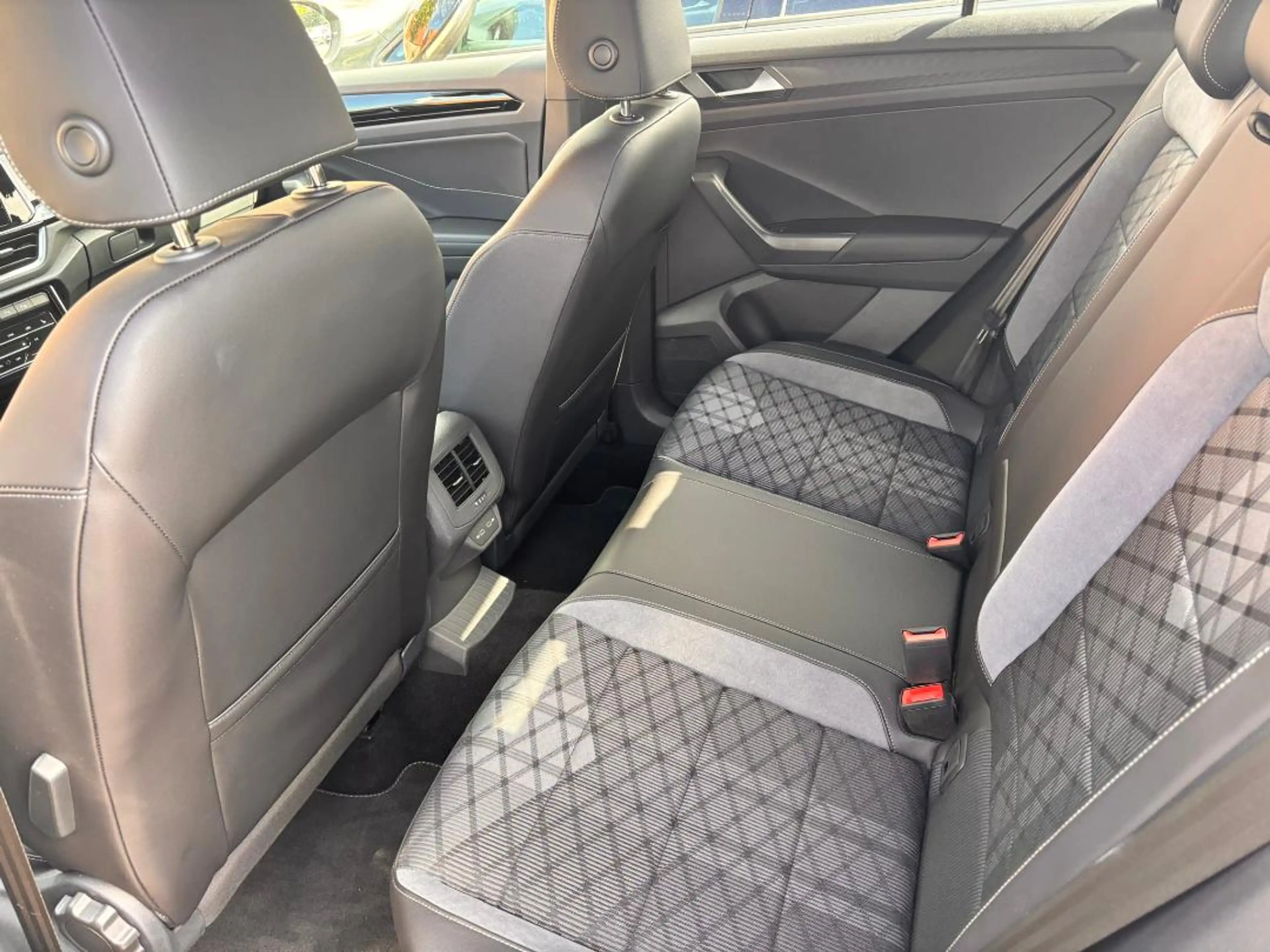 Volkswagen T-Roc R-Line 1.5 l TSI+DAB+KAMERA+NAVI — photo 9