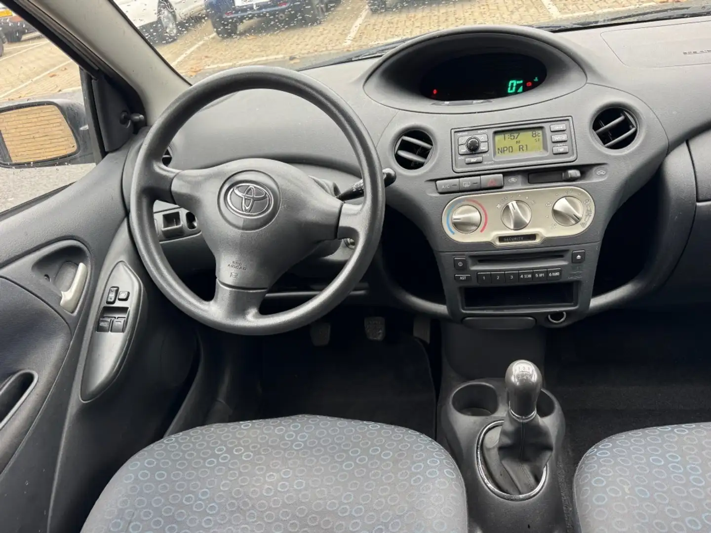 Toyota Yaris 1.3 VVT-i Luna 5drs AIRCO RIJDT GOED BETROUWBAAR N Grijs - 2