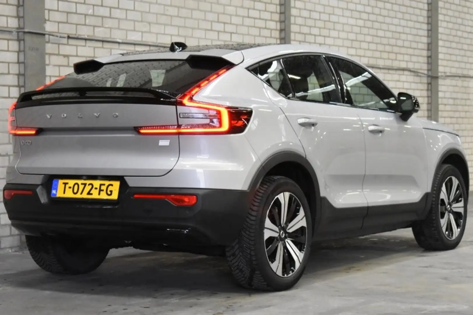 Volvo C40 Single PLUS 231pk/69kWh | Allseasons | BLIS | Keyl Grijs - 2