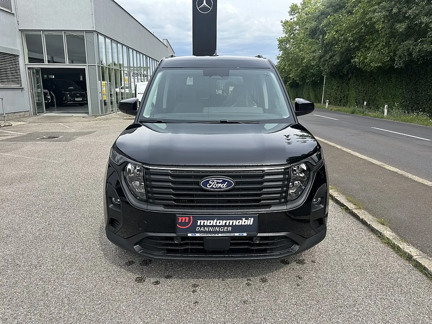 Ford Tourneo Courier 1,0 EcoBoost Titanium Tageszulassung Schwarz - 1