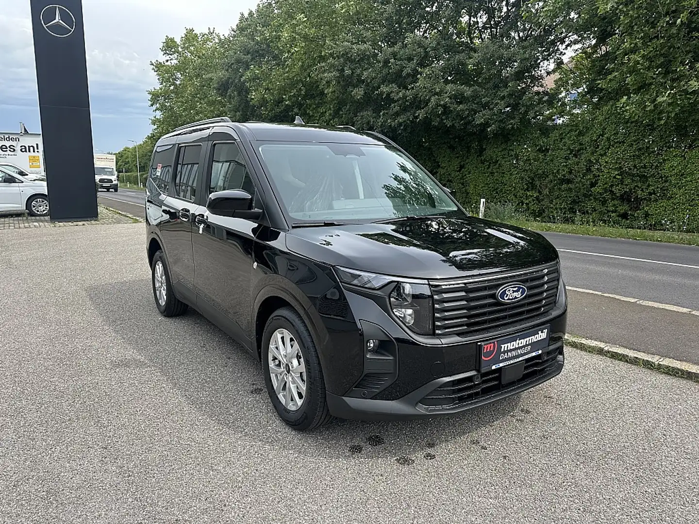Ford Tourneo Courier 1,0 EcoBoost Titanium Tageszulassung Schwarz - 2