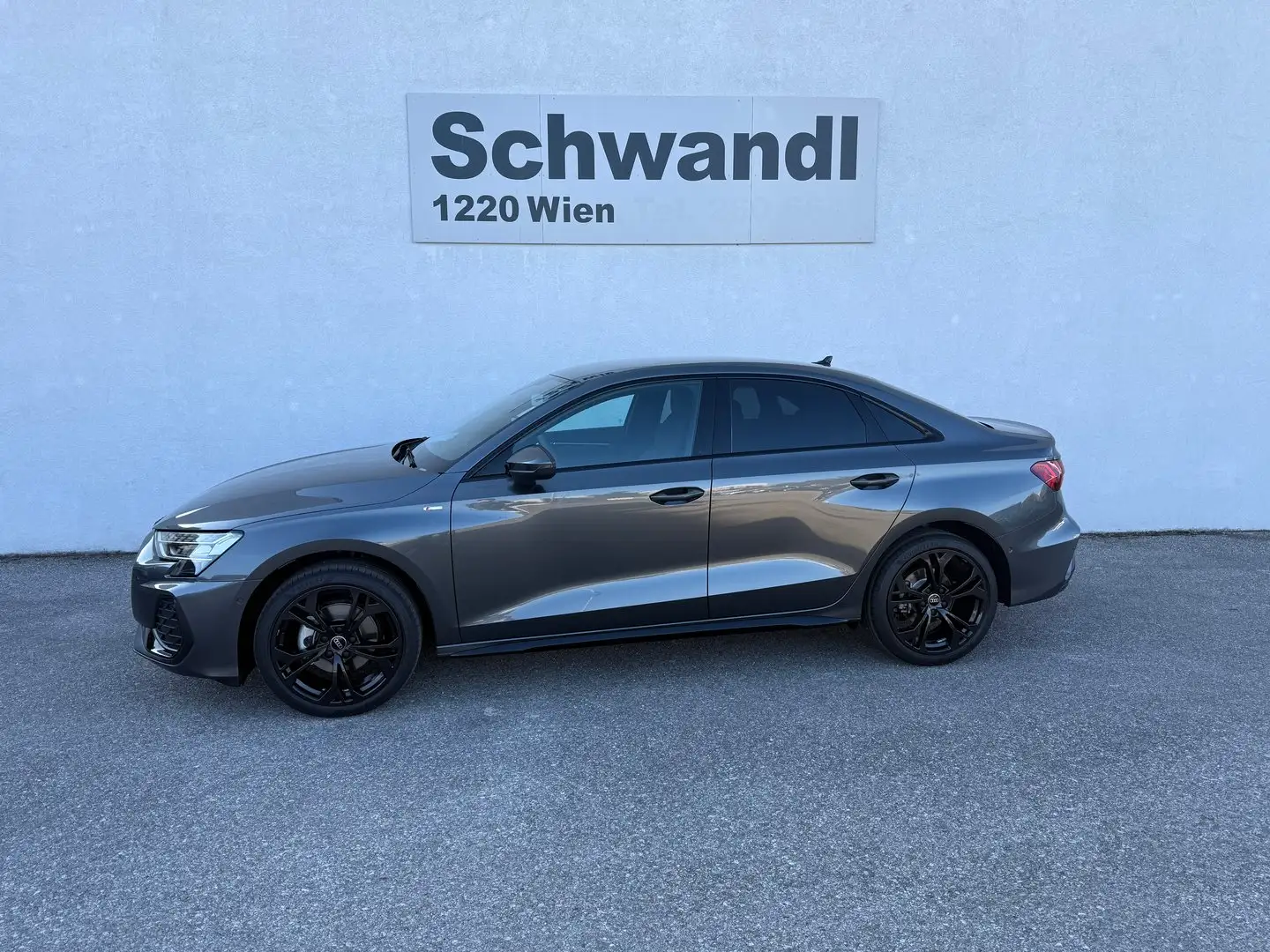 Audi A3 Limousine 35 TFSI S line Grau - 1