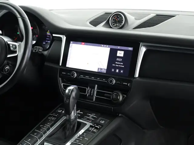 Porsche Macan view 8
