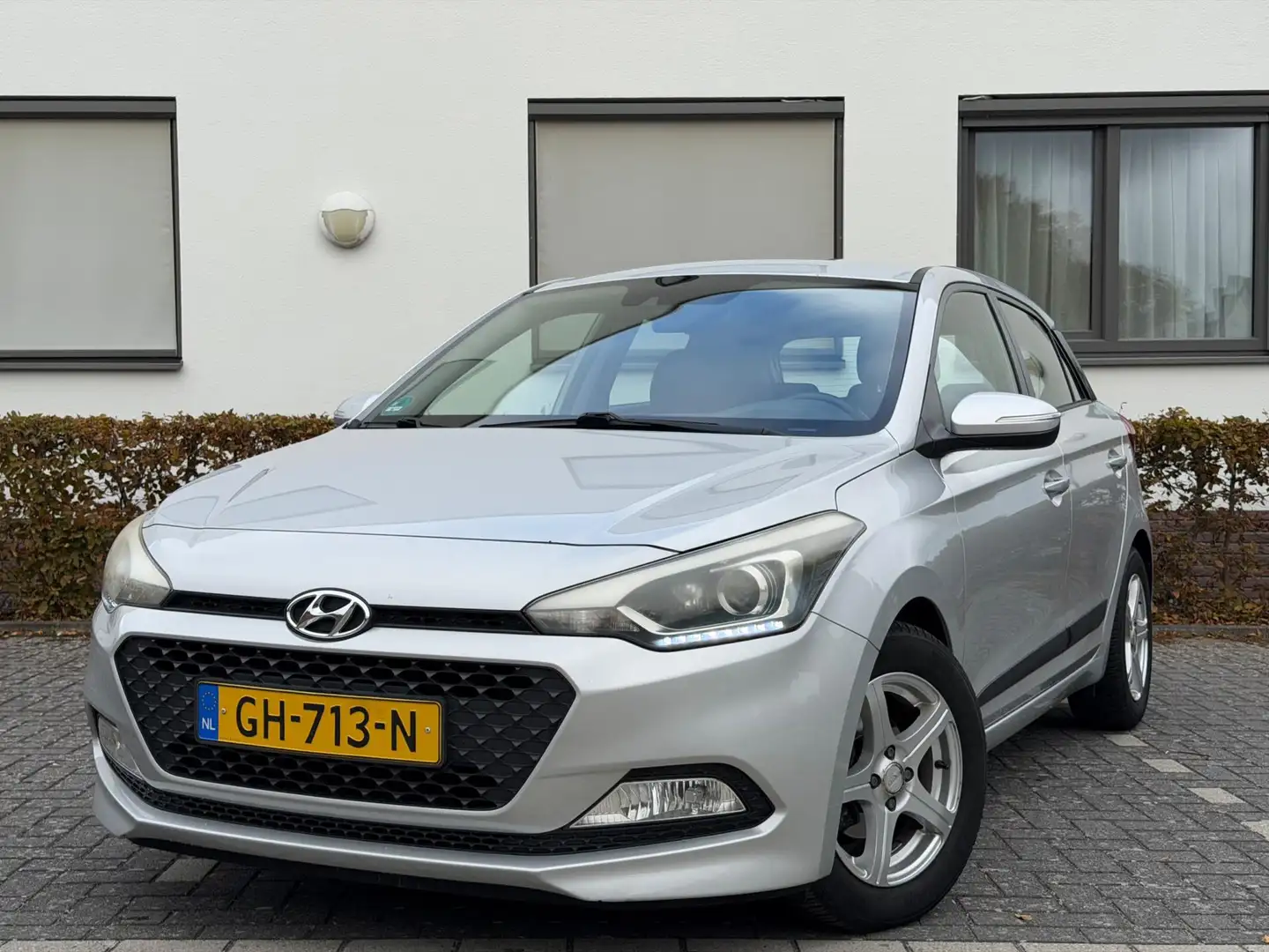 Hyundai i20 1.2 HP i-Motion NAP APK AIRCO NETTE AUTO!! Grijs - 2