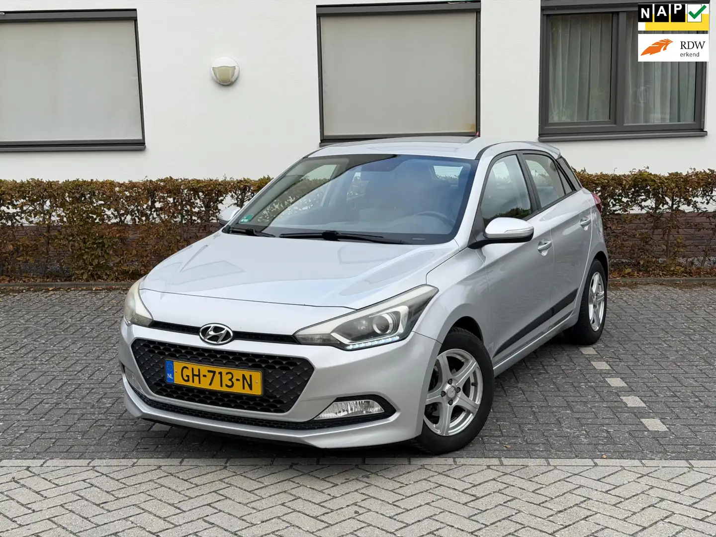Hyundai i20 1.2 HP i-Motion NAP APK AIRCO NETTE AUTO!! Grijs - 1