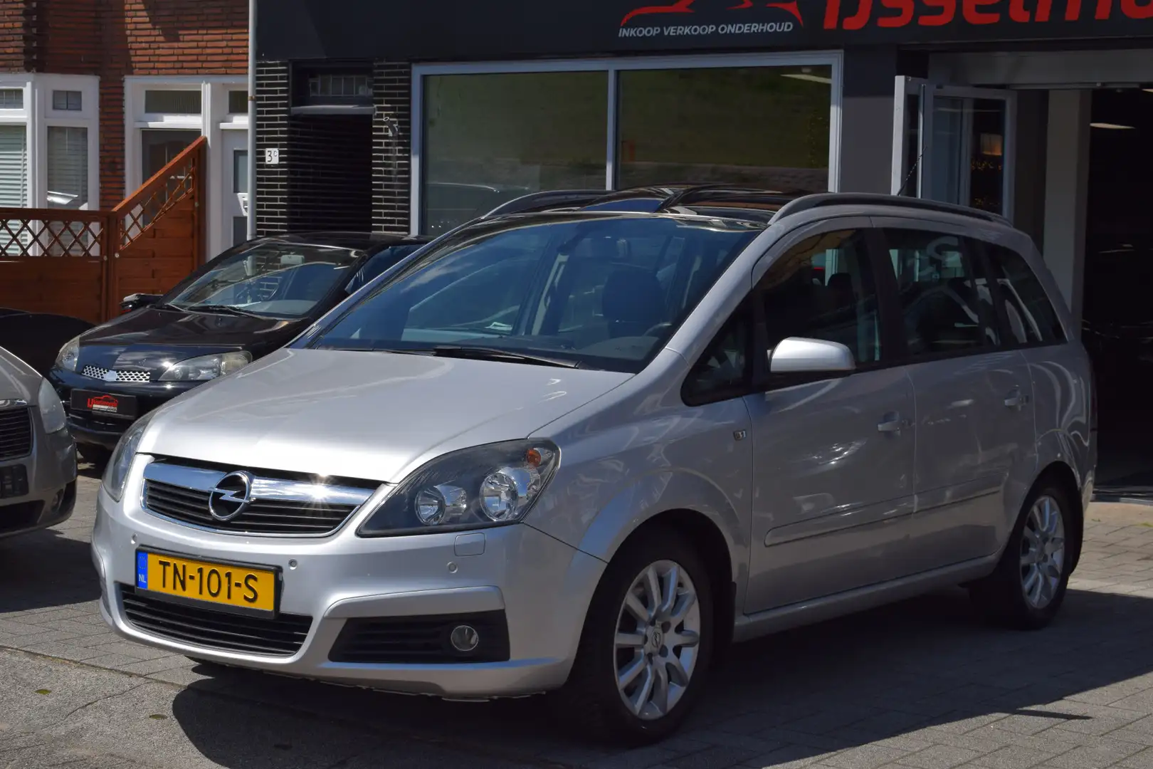 Opel Zafira 2.2 Cosmo Automaat Panorama Climate Cruise Grijs - 2