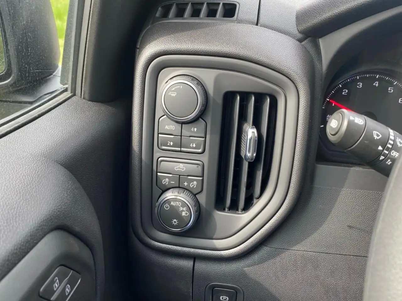 Chevrolet Silverado 1500 снимка Chevrolet Silverado 1500