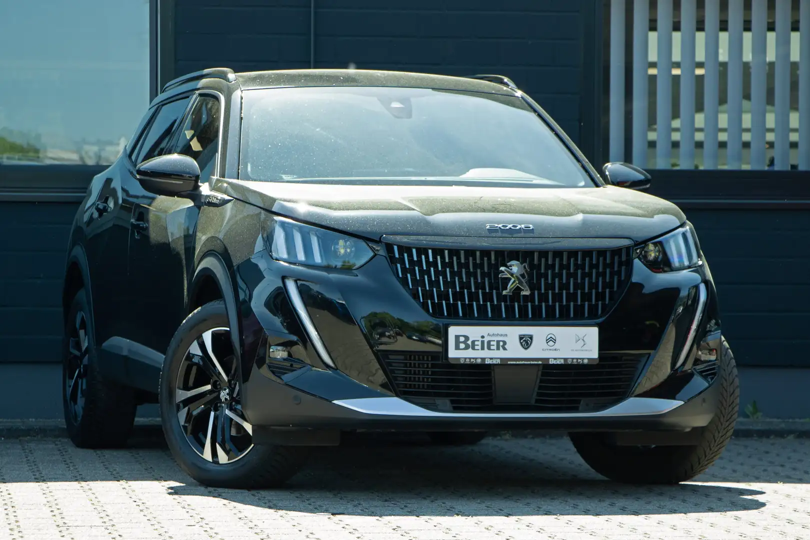 Peugeot 2008 PureTech 130 GT Line Navi/ Klimaau./ PDC Schwarz - 2