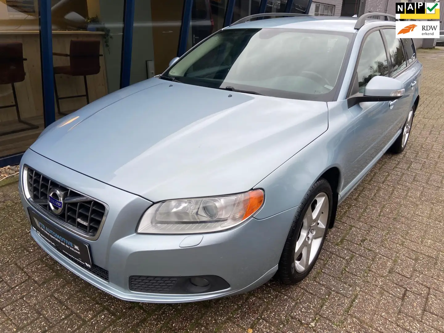Volvo V70 2.5T Momentum 200PK Youngtimer Blauw - 1
