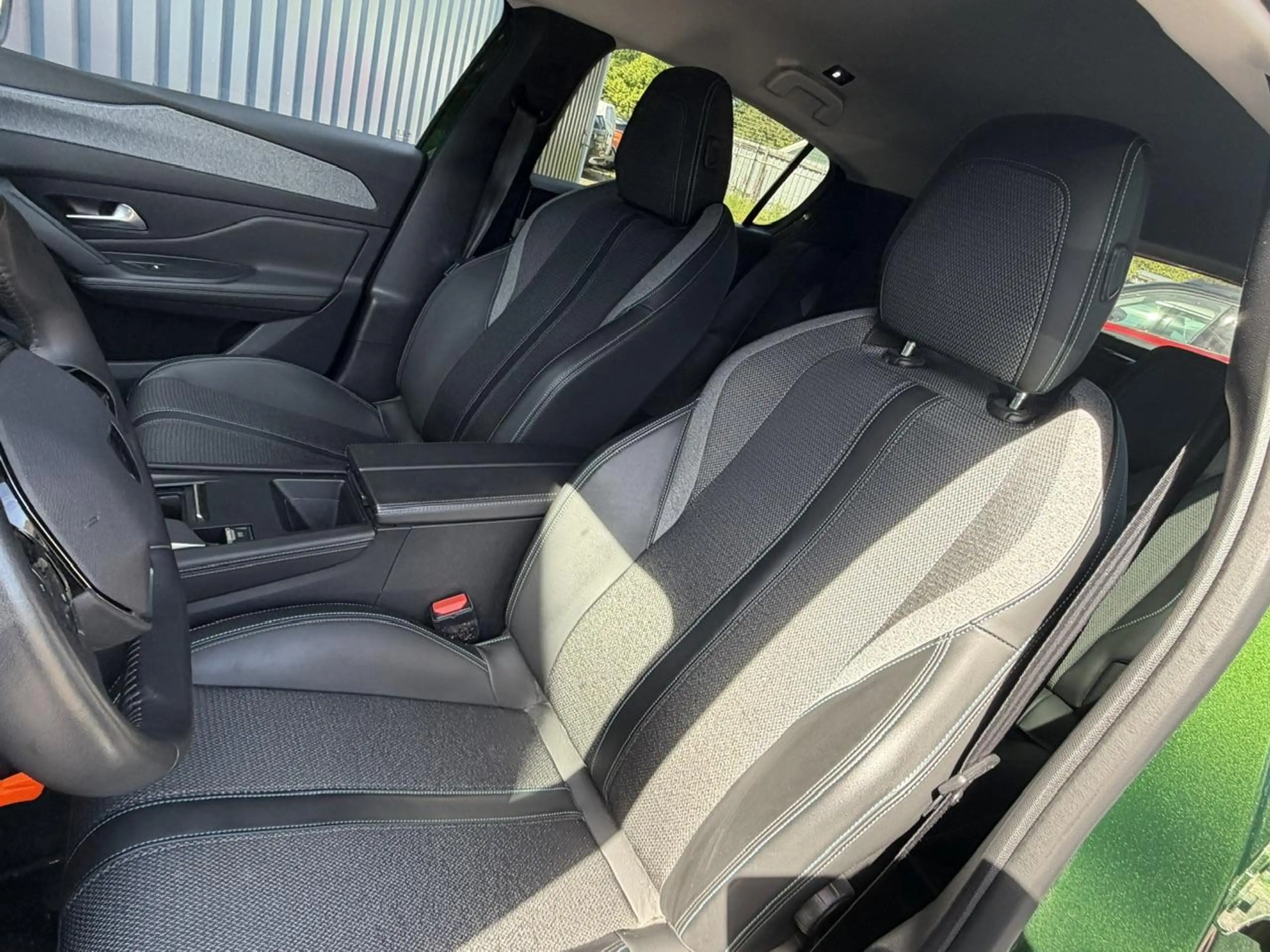 Peugeot 308 1.6 HYbrid 180 Allure Pack Business Plug in Hybrid — photo 12