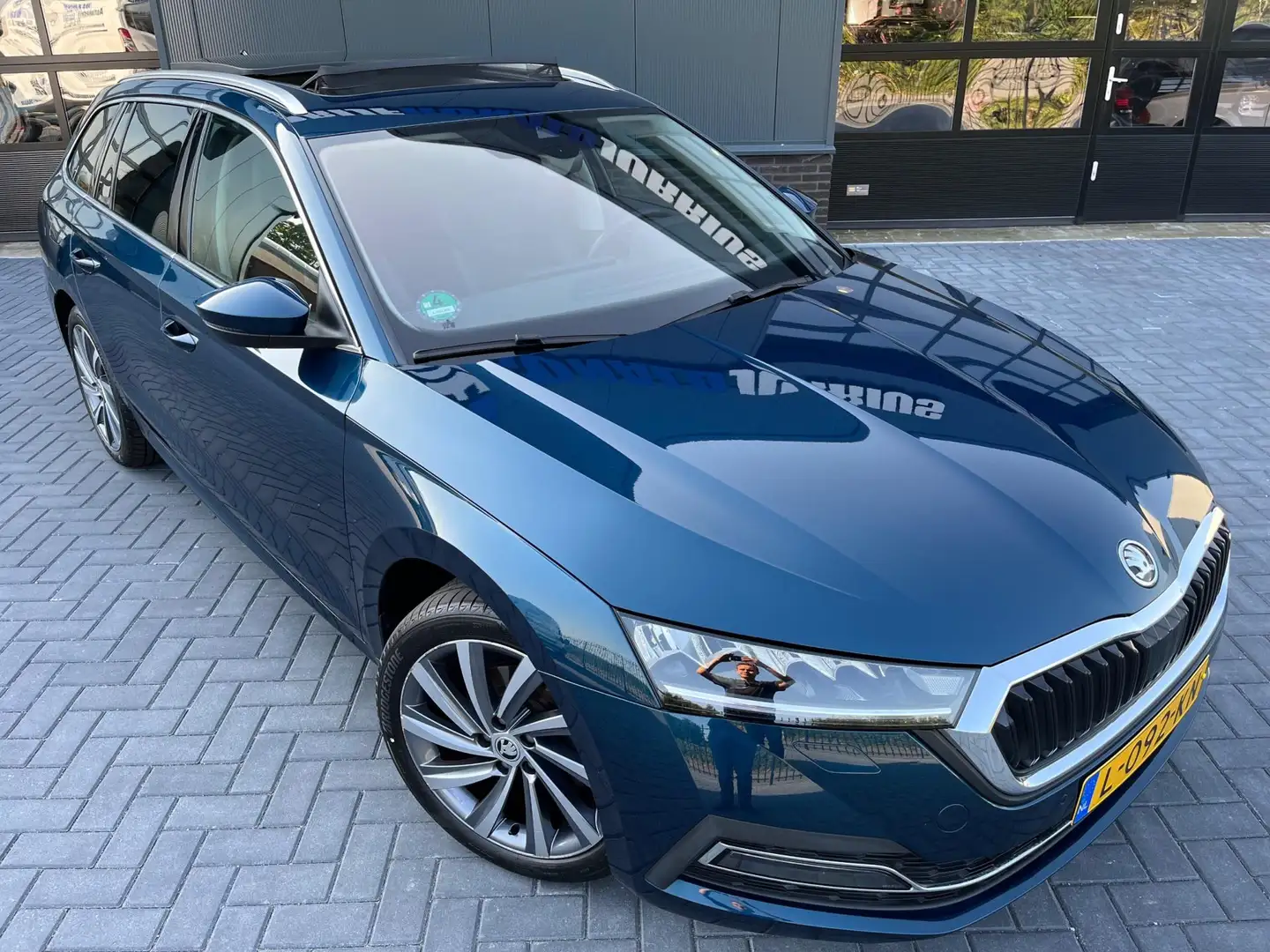 Skoda Octavia Combi 1.5 e-TSI Business Edition Plus NL.Auto/Pano Blau - 2