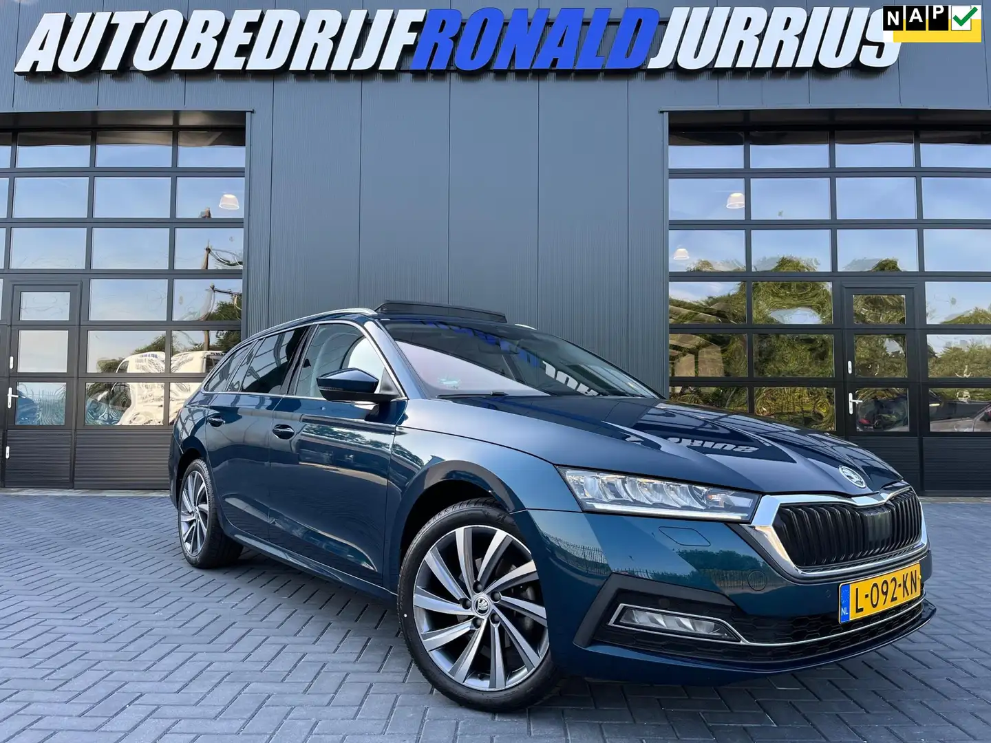 Skoda Octavia Combi 1.5 e-TSI Business Edition Plus NL.Auto/Pano Blau - 1