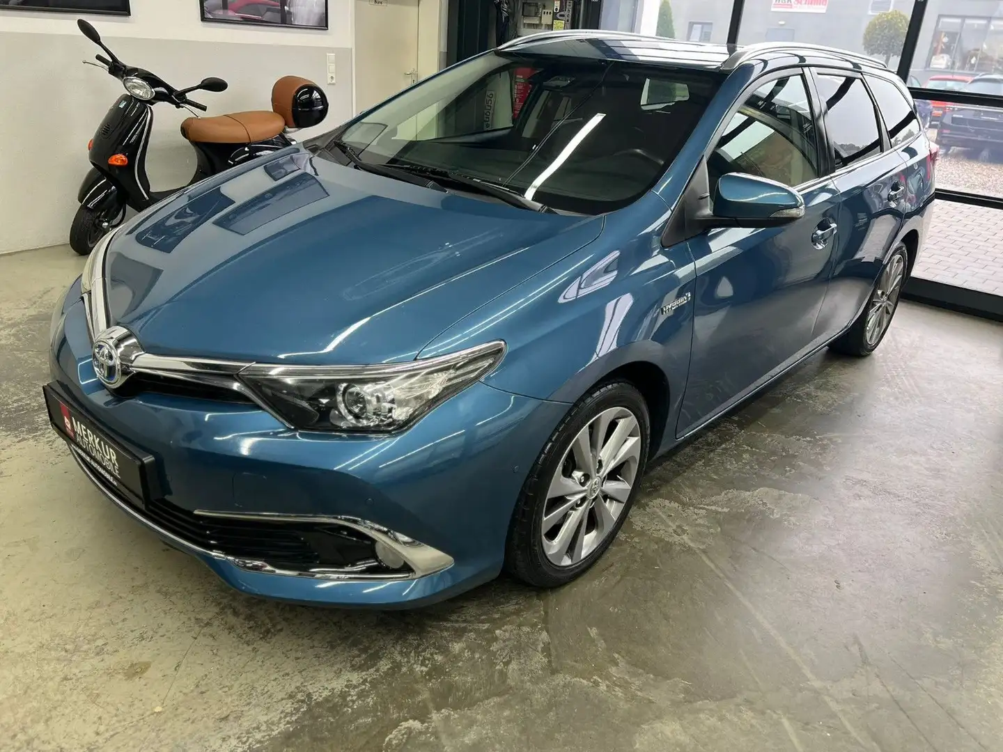 Toyota Auris 1.8 (Hybrid) Executive Touring Sports+AHK Blau - 1