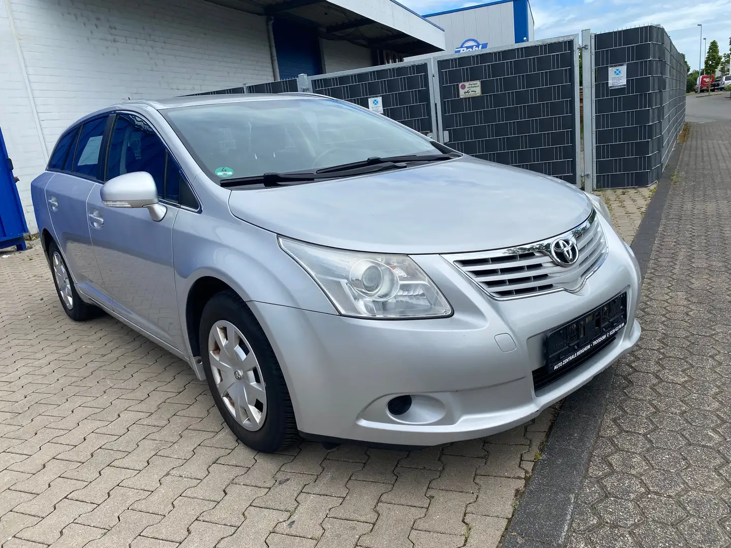 Toyota Avensis Basis Silber - 2