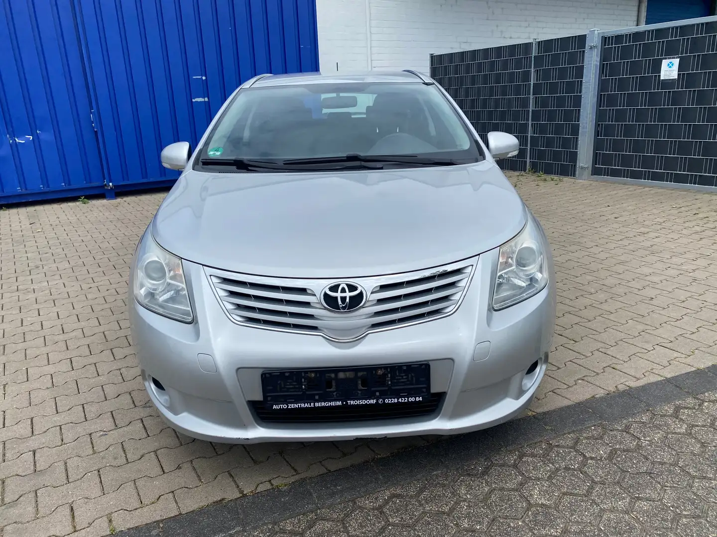 Toyota Avensis Basis Silber - 1