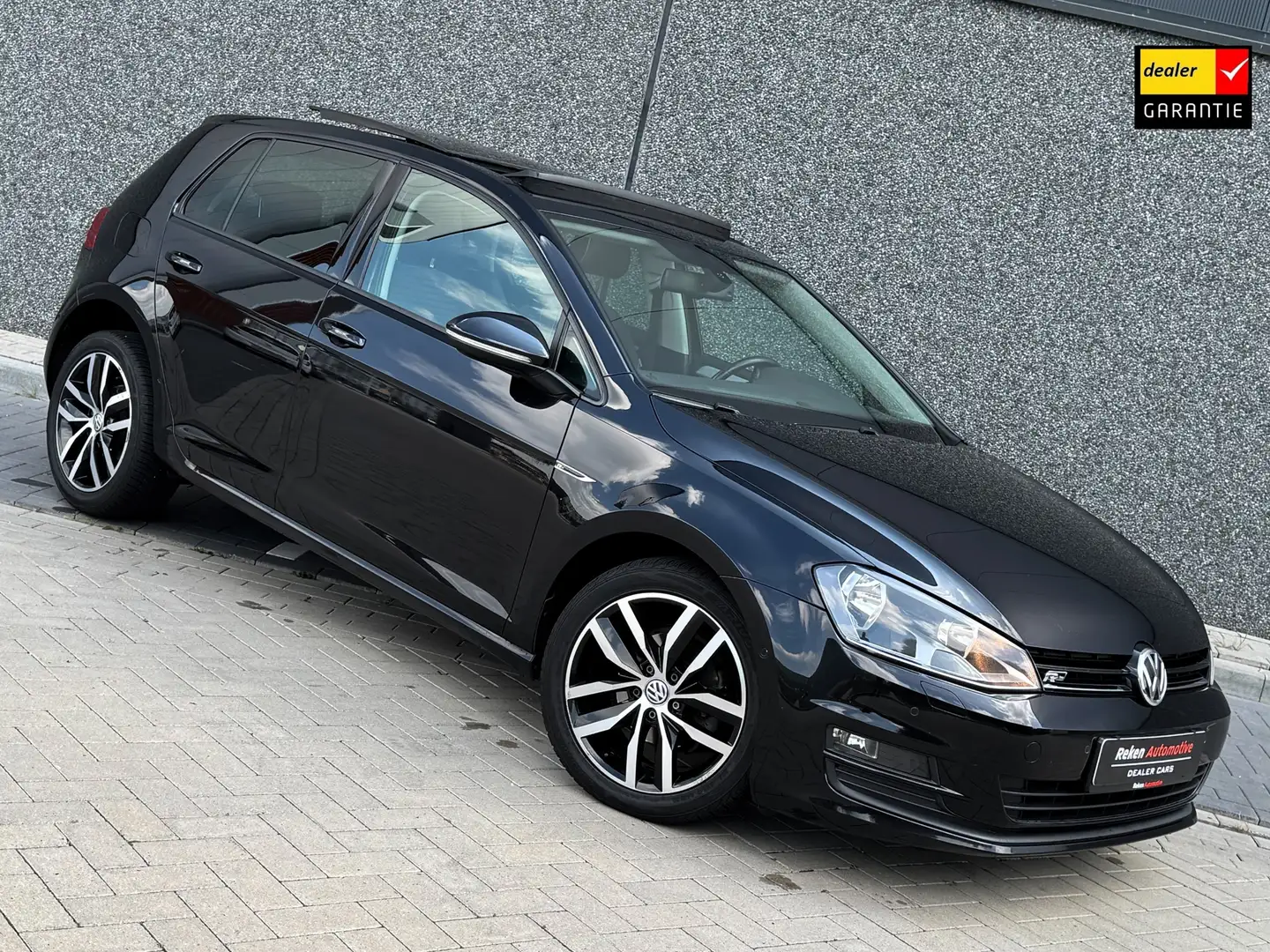 Volkswagen Golf 1.2 TSI R-line Pano Carplay Clima Dealer Onh Zwart - 1
