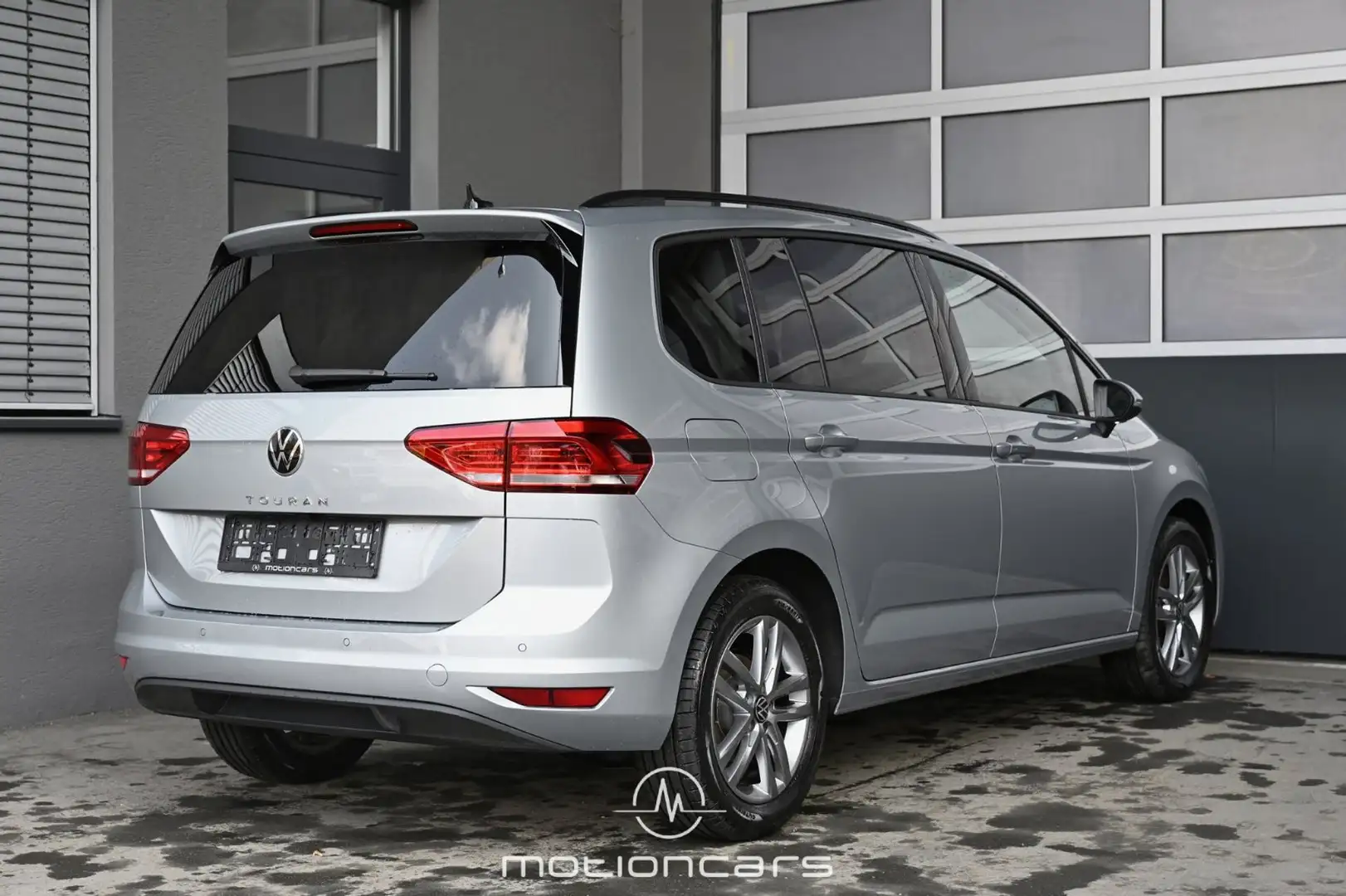 Volkswagen Touran 1.5 TSI BMT/Start-Stopp Friends 7 Sitze EXP € 28. Silber - 2