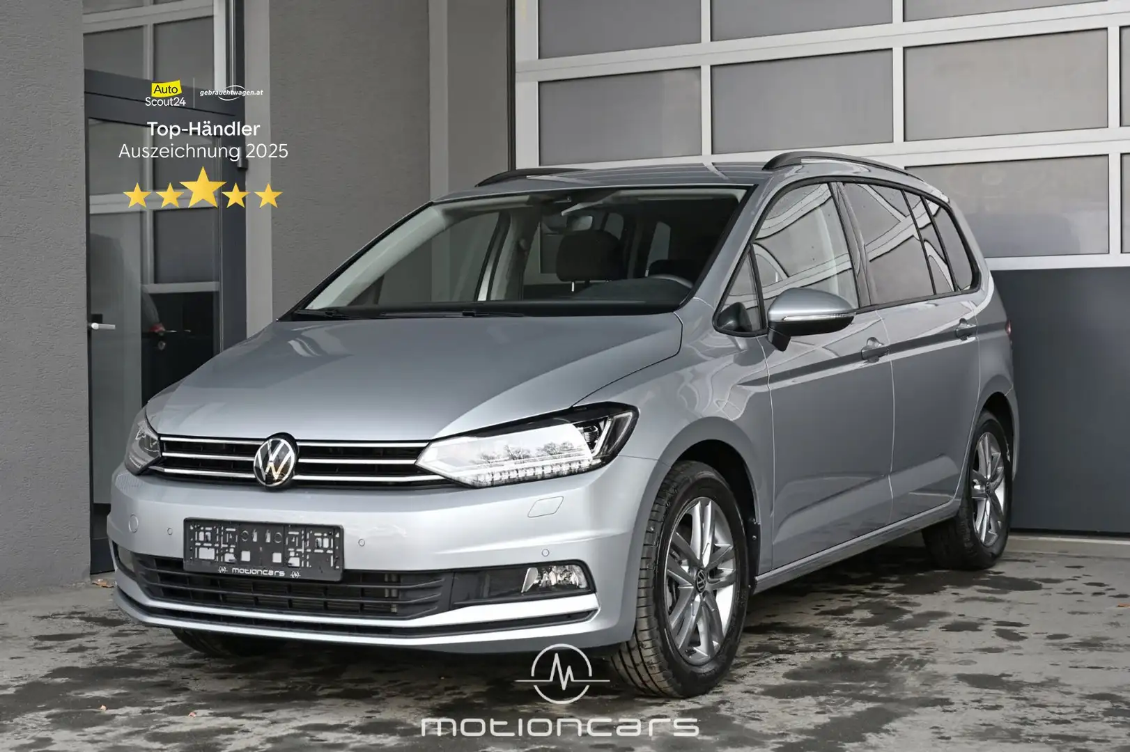 Volkswagen Touran 1.5 TSI BMT/Start-Stopp Friends 7 Sitze EXP € 27. Silber - 1