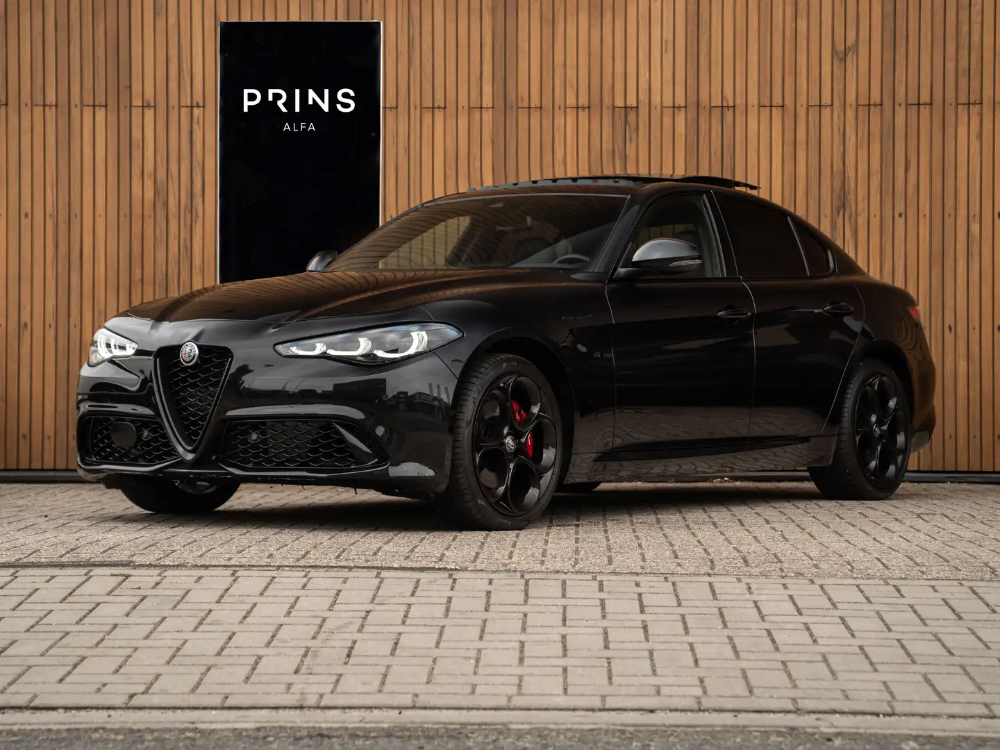 Alfa Romeo Giulia 2.0T 280pk GME AWD Competizione Q4 MY24 | Full opt Zwart - 1