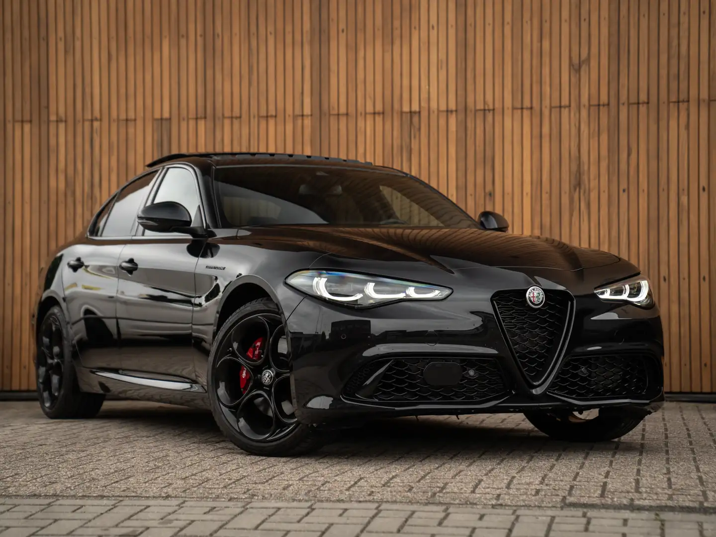 Alfa Romeo Giulia 2.0T 280pk GME AWD Competizione Q4 MY24 | Full opt Zwart - 2
