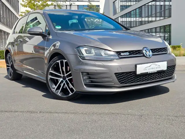Volkswagen Golf view 2