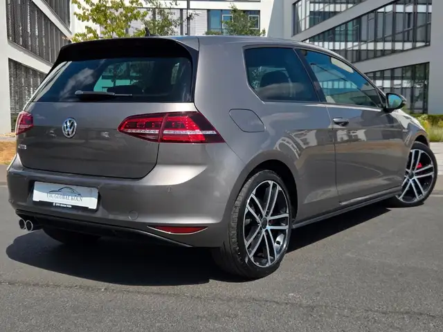 Volkswagen Golf view 3