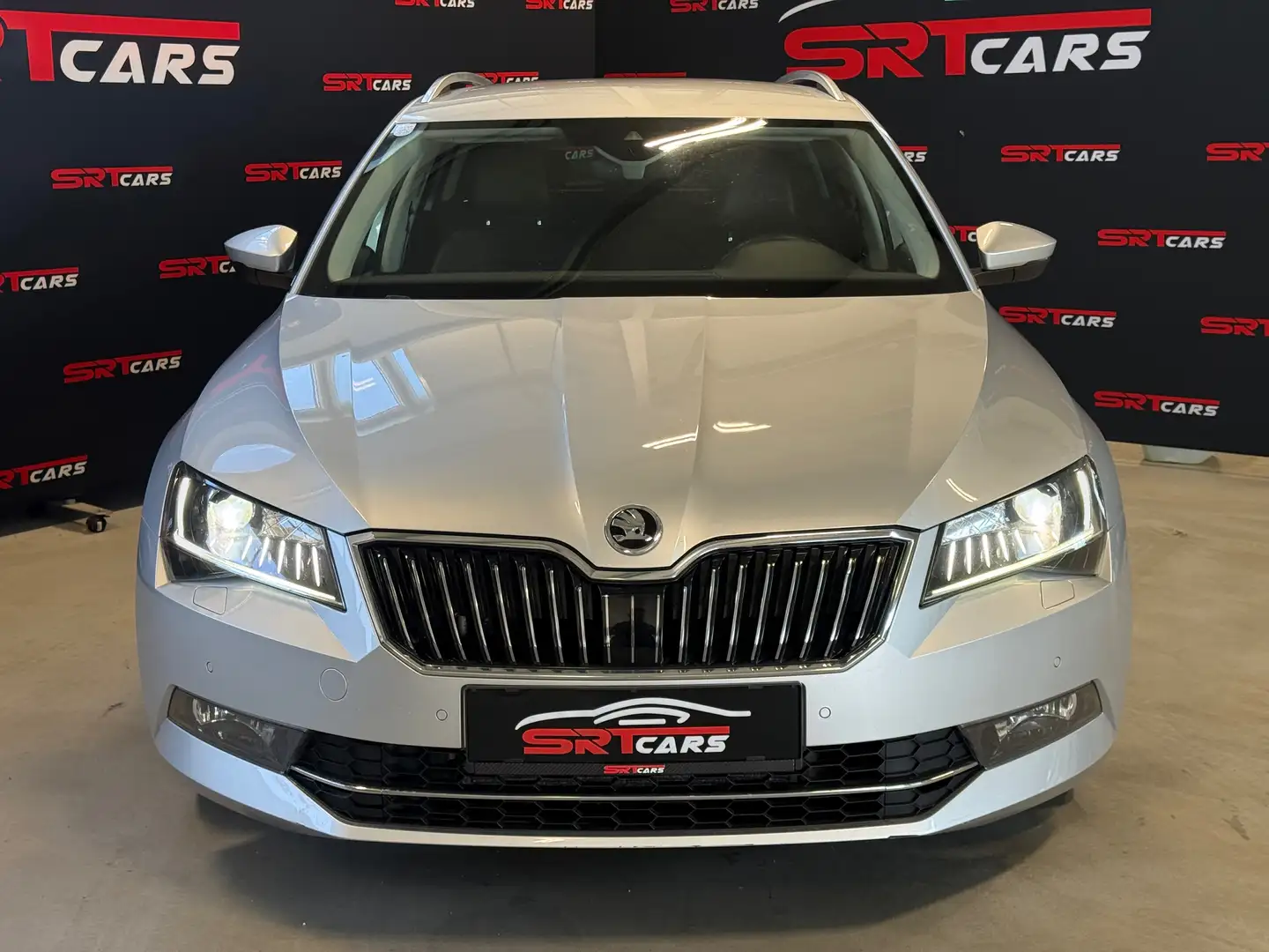 Skoda Superb 2.0 TDI Aut. L&K 4x4*Leder*Kamera*Navi*AHK*Keyless Grau - 2