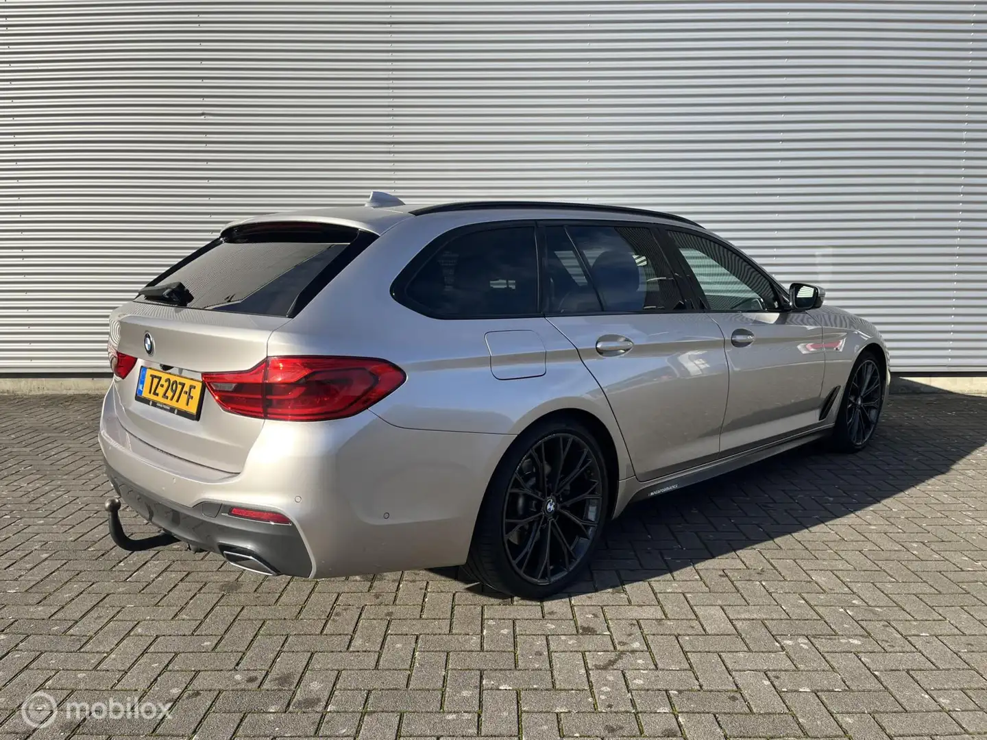 BMW 520 5-serie Touring 520i M-Sport | PANO | Trekhaak | O Grijs - 2