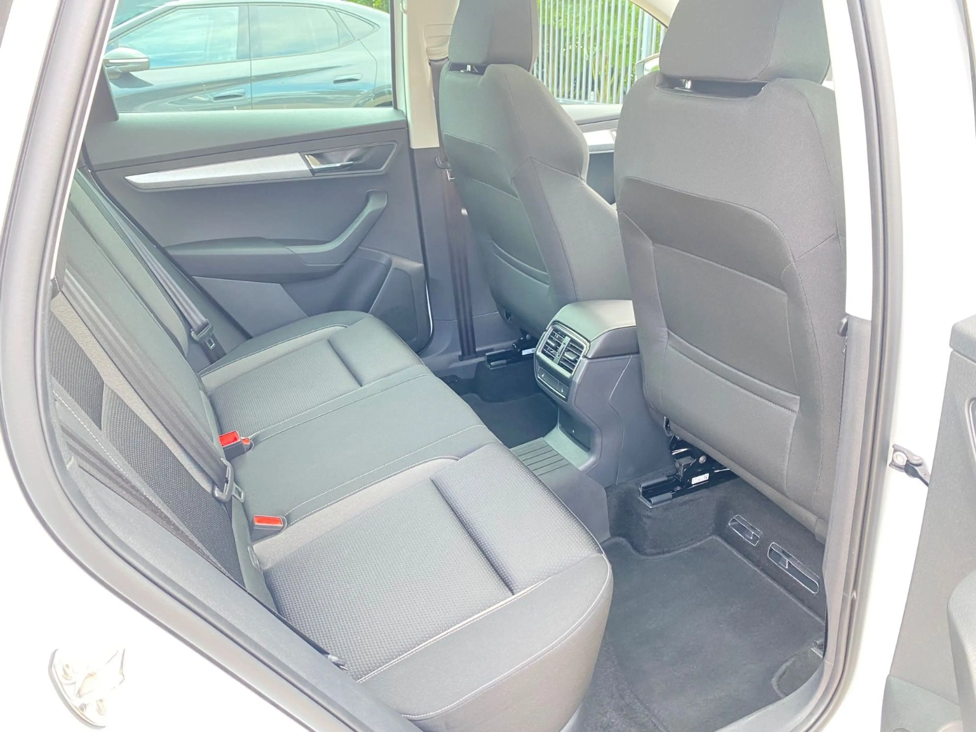 Skoda Karoq Tour,NAVI,LED,ACC,SHZ,AHK,PSD,RFK,DAB,PDC — photo 13