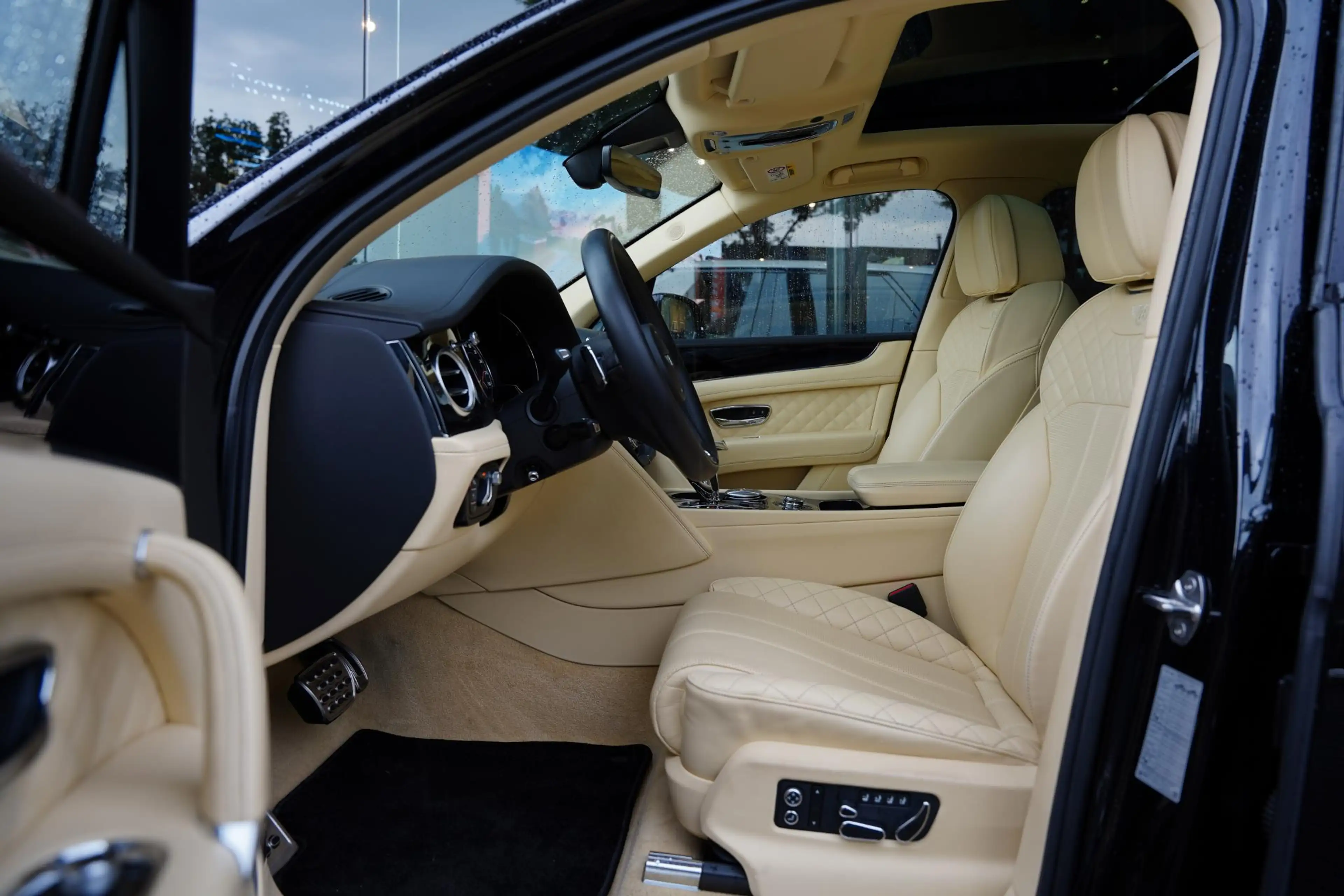 Bentley Bentayga 4.0 V8 / Beige Leder / NAIM — photo 5