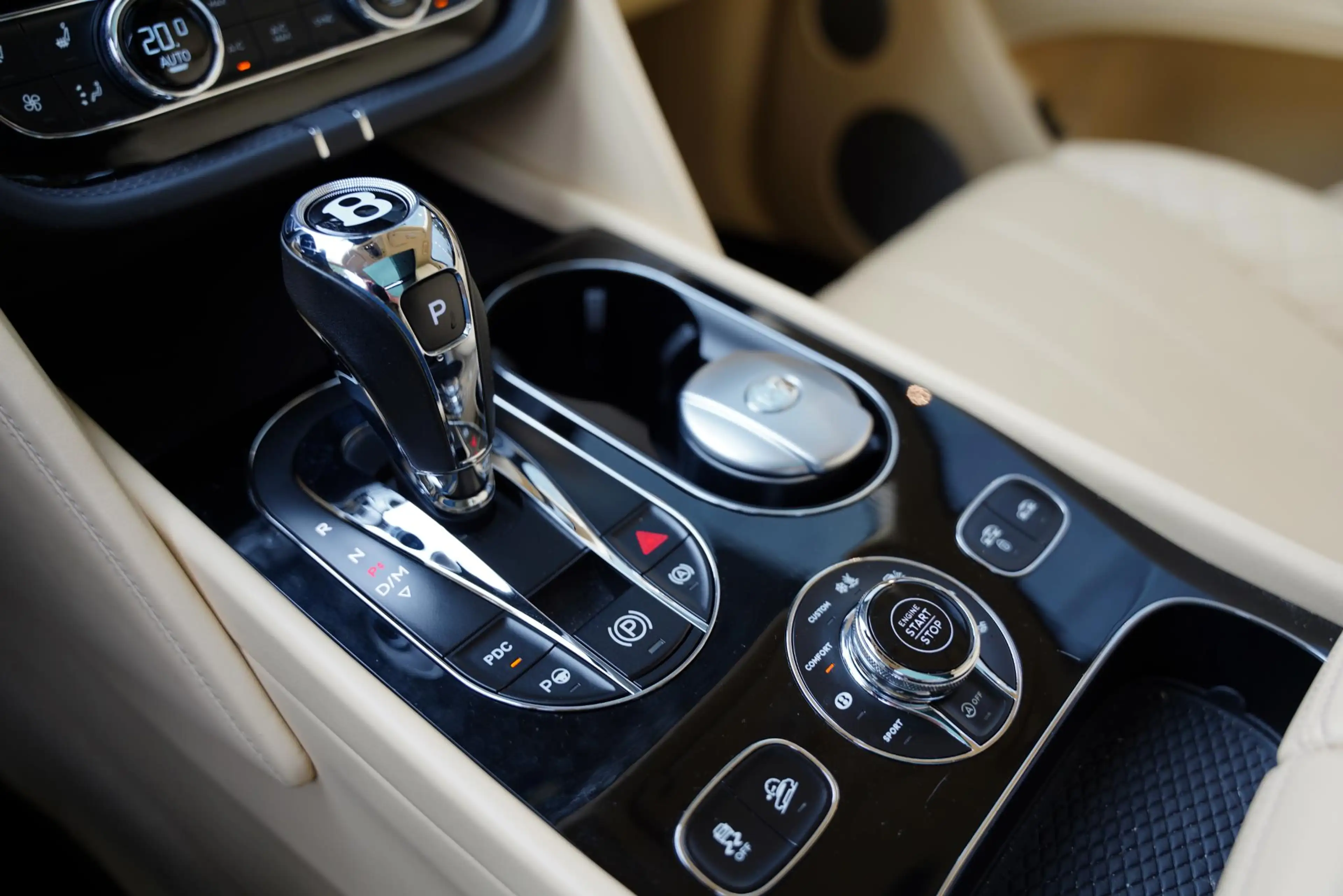 Bentley Bentayga 4.0 V8 / Beige Leder / NAIM — photo 15