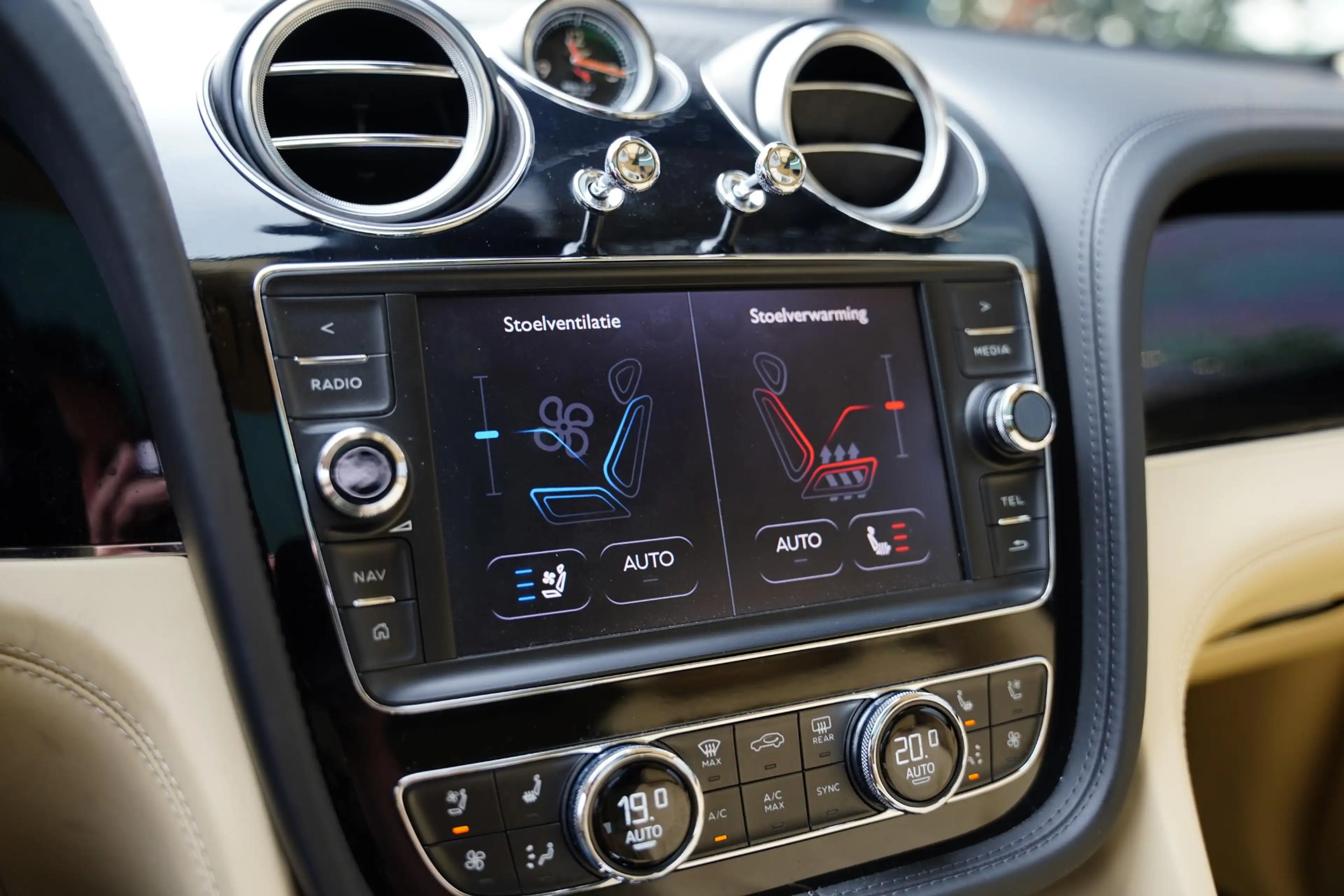 Bentley Bentayga 4.0 V8 / Beige Leder / NAIM — photo 13