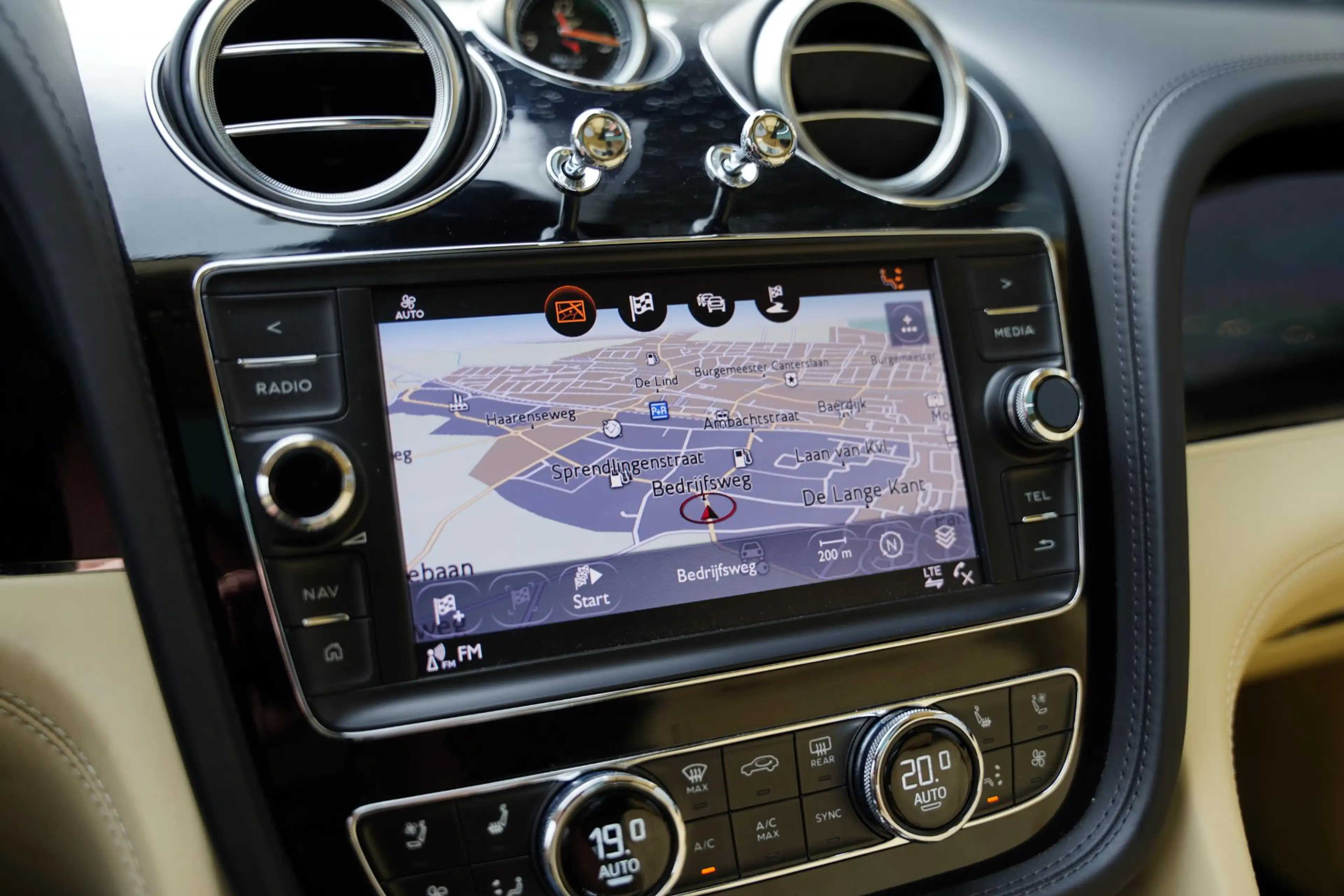 Bentley Bentayga 4.0 V8 / Beige Leder / NAIM — photo 11