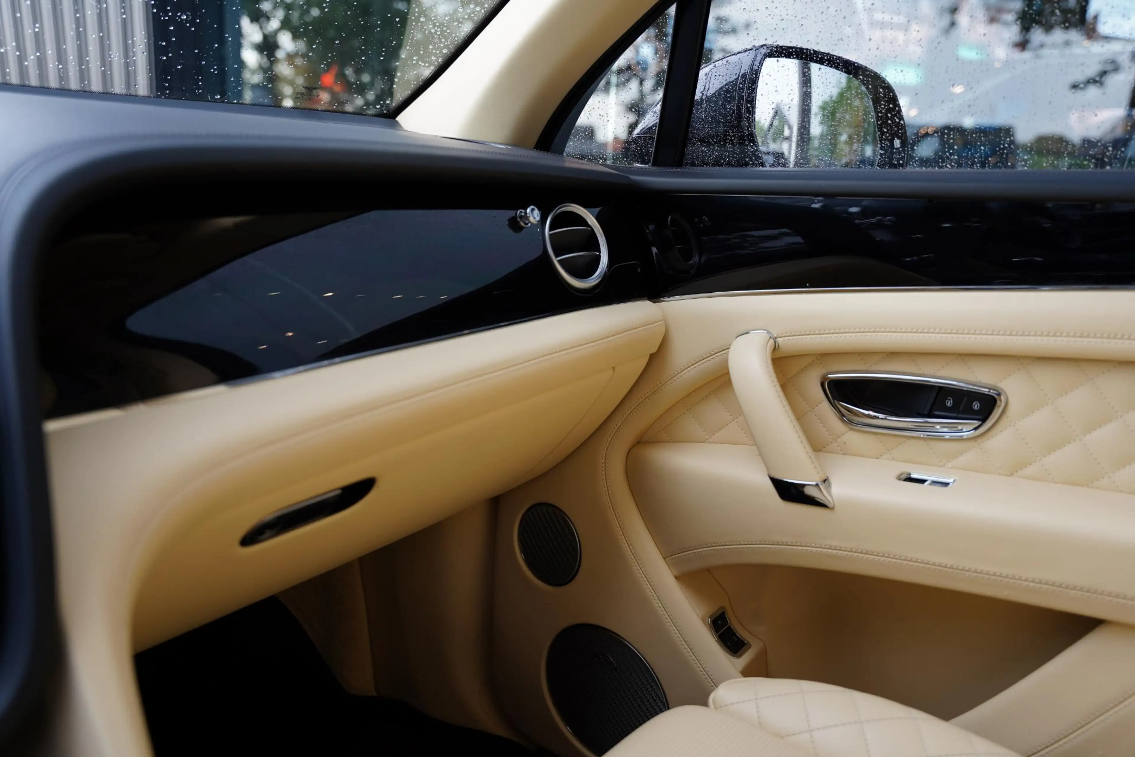 Bentley Bentayga 4.0 V8 / Beige Leder / NAIM — photo 17