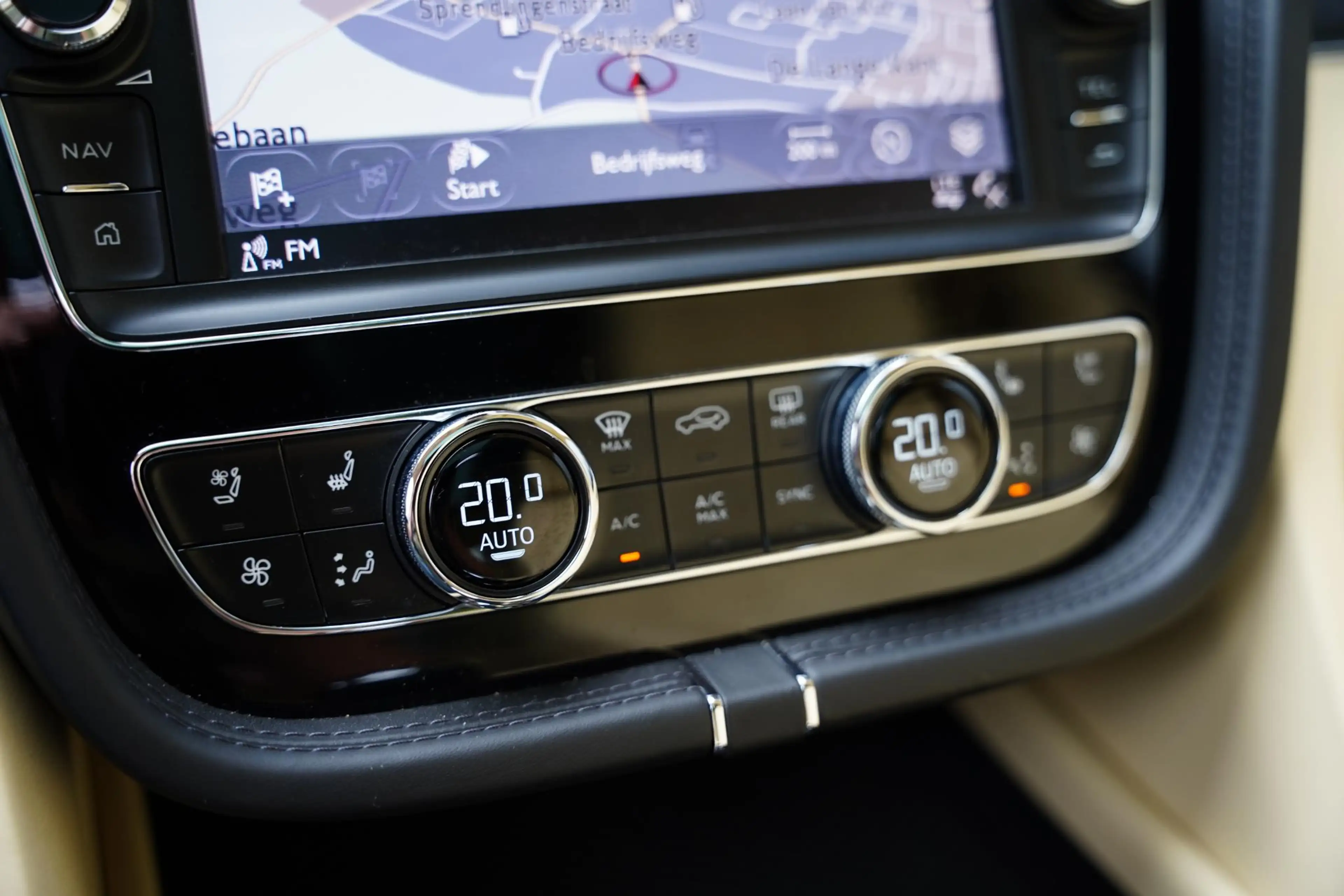 Bentley Bentayga 4.0 V8 / Beige Leder / NAIM — photo 14