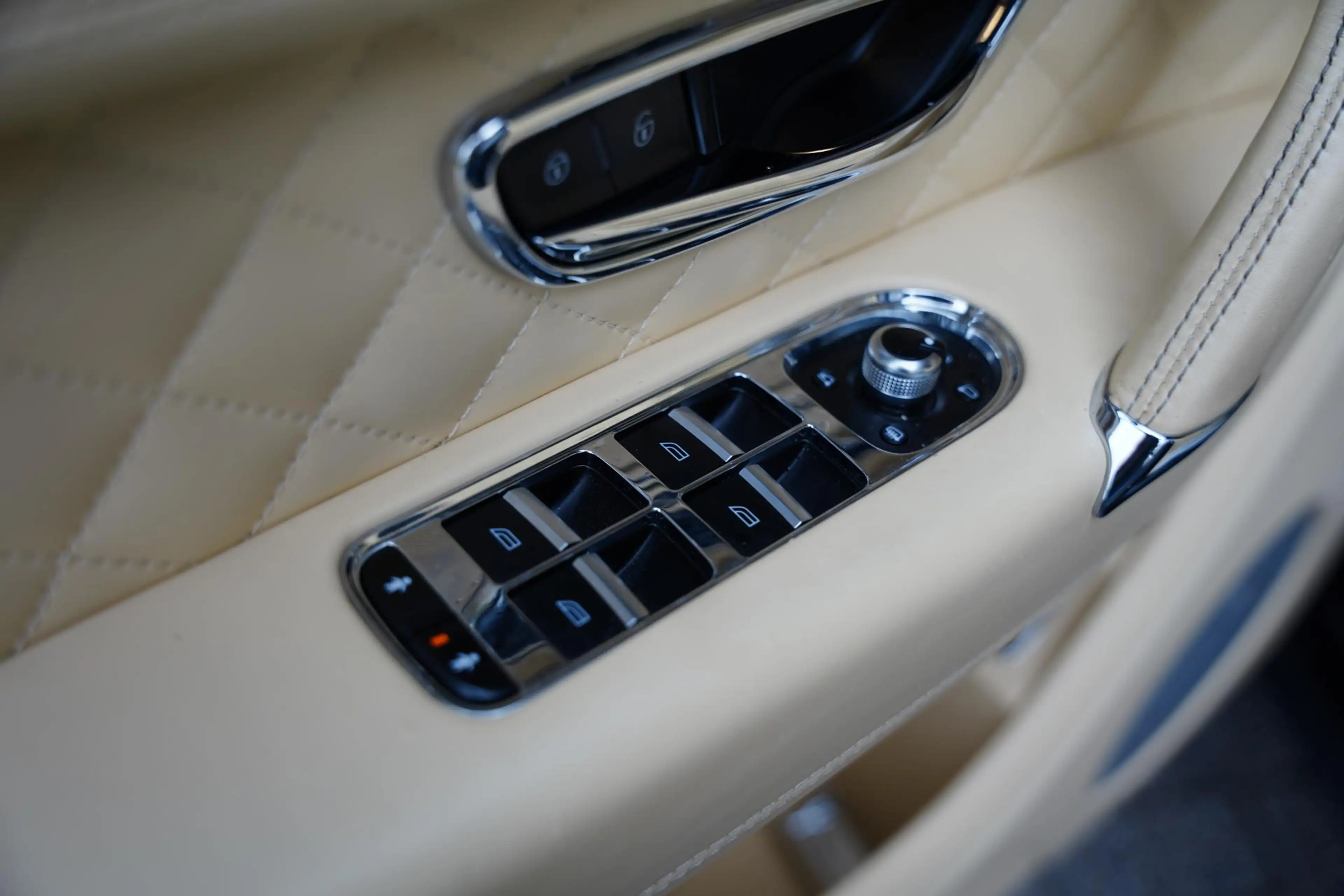 Bentley Bentayga 4.0 V8 / Beige Leder / NAIM — photo 24