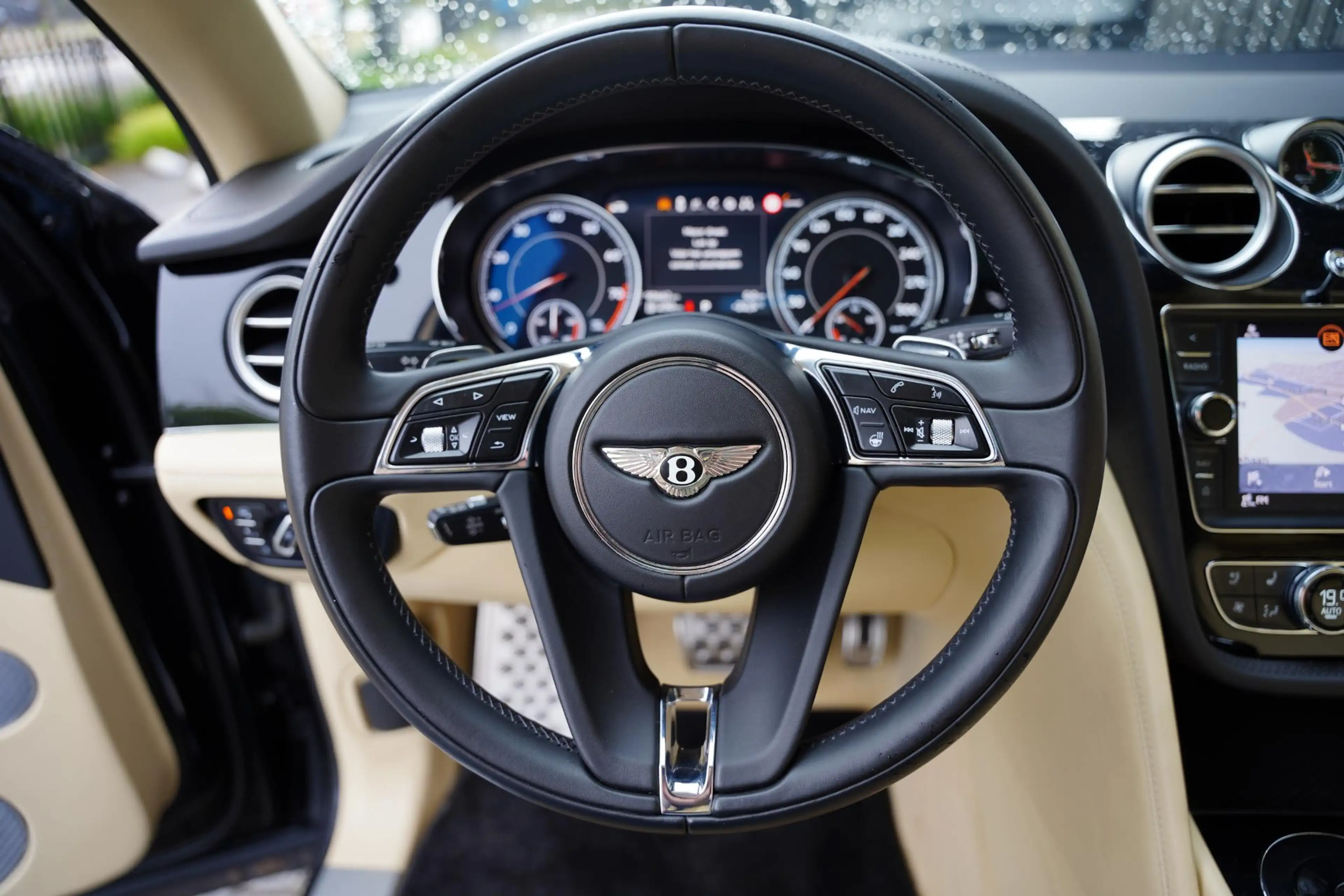 Bentley Bentayga 4.0 V8 / Beige Leder / NAIM — photo 8
