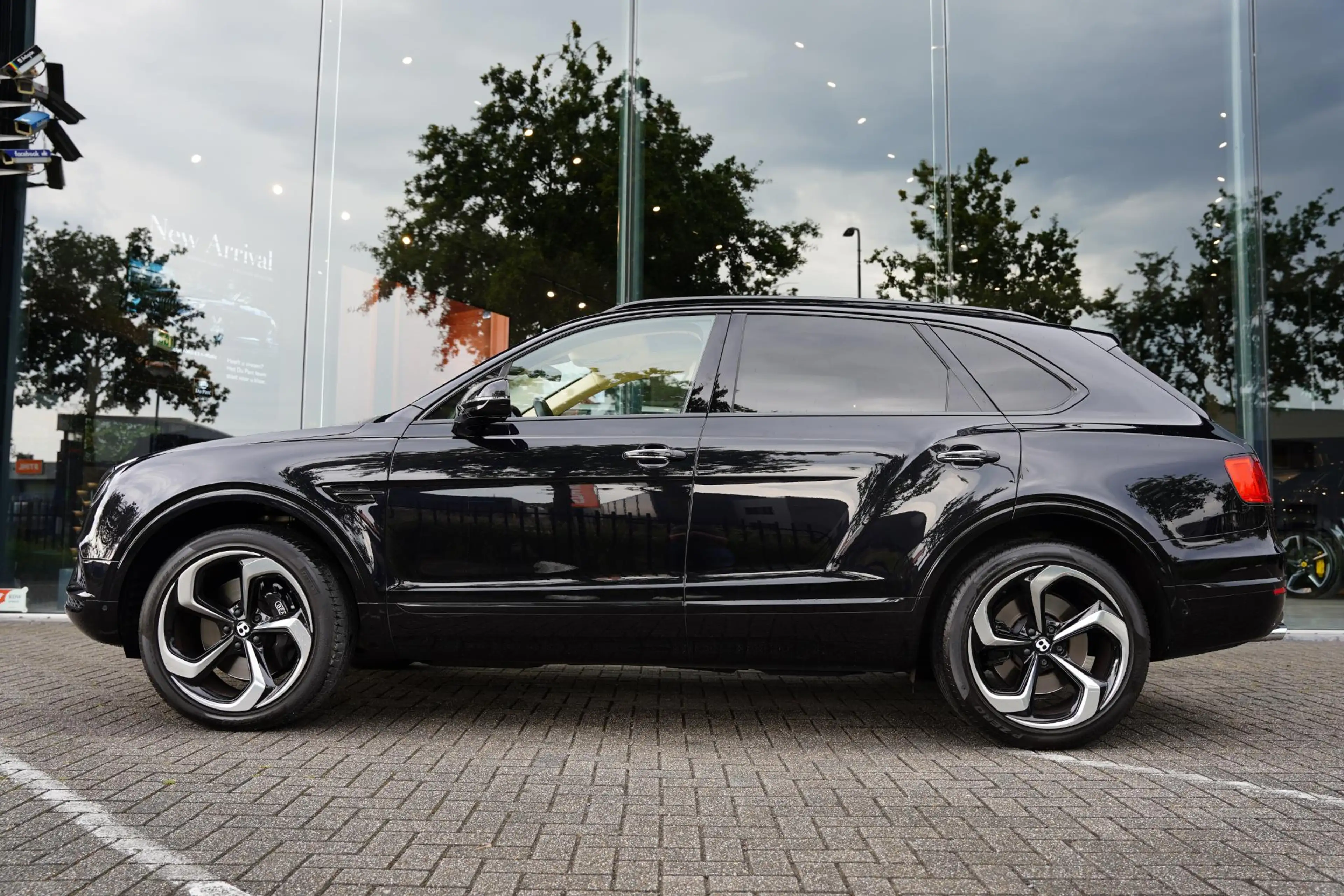 Bentley Bentayga 4.0 V8 / Beige Leder / NAIM — photo 2