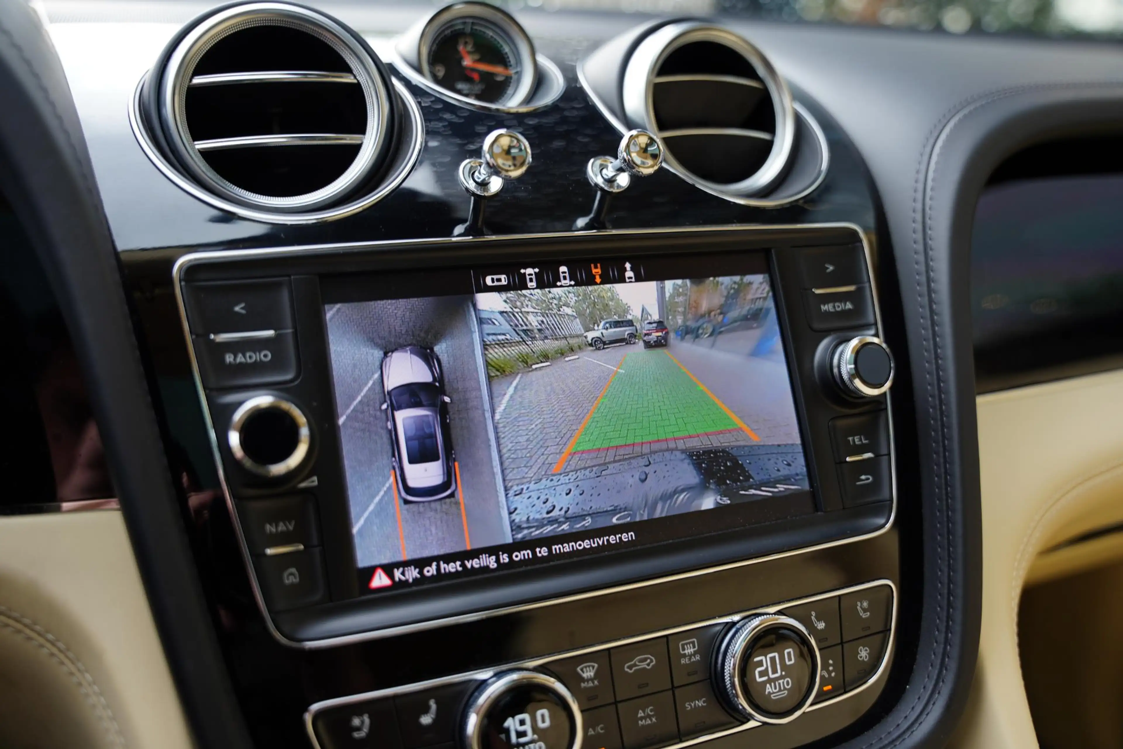 Bentley Bentayga 4.0 V8 / Beige Leder / NAIM — photo 12