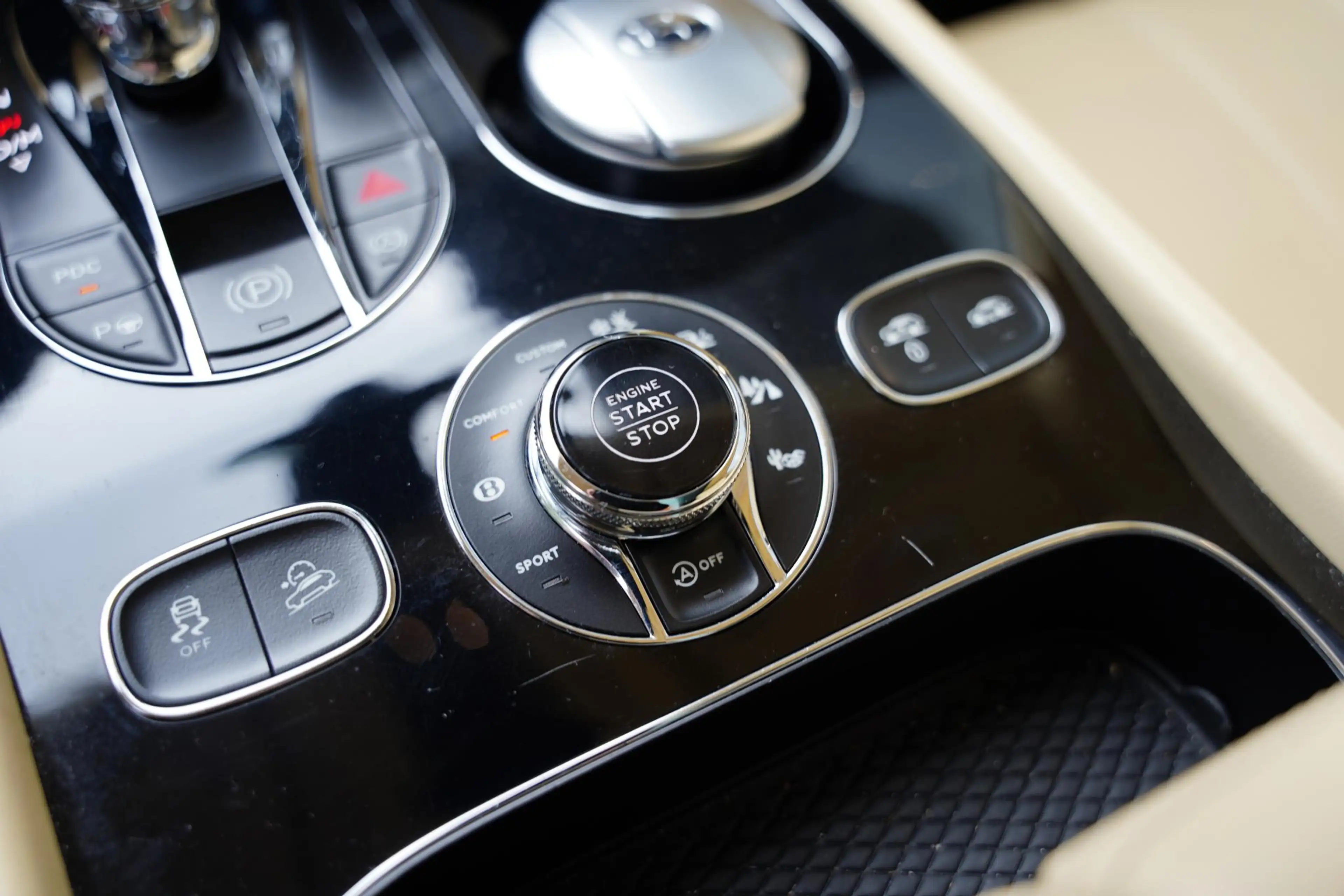 Bentley Bentayga 4.0 V8 / Beige Leder / NAIM — photo 16