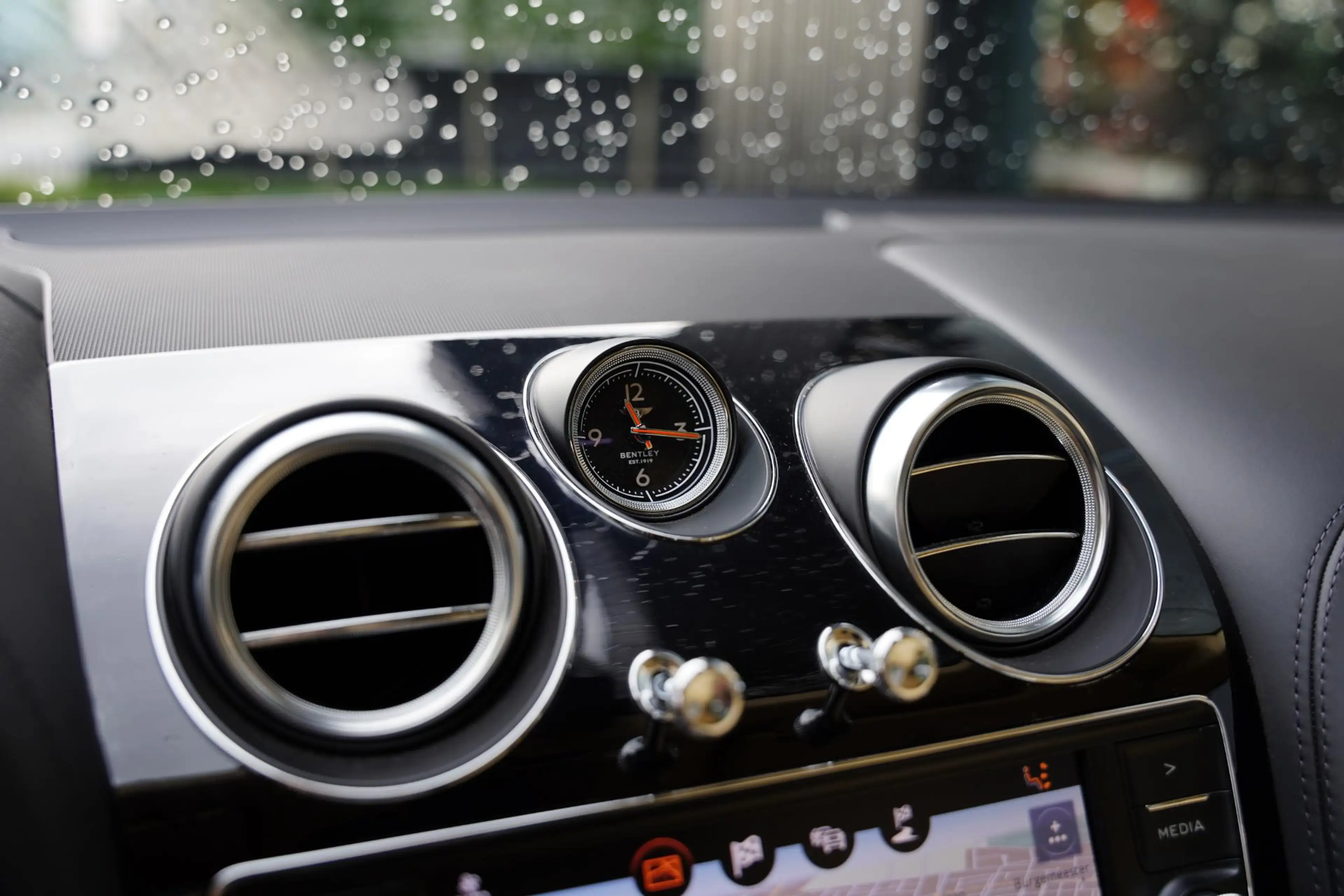 Bentley Bentayga 4.0 V8 / Beige Leder / NAIM — photo 10