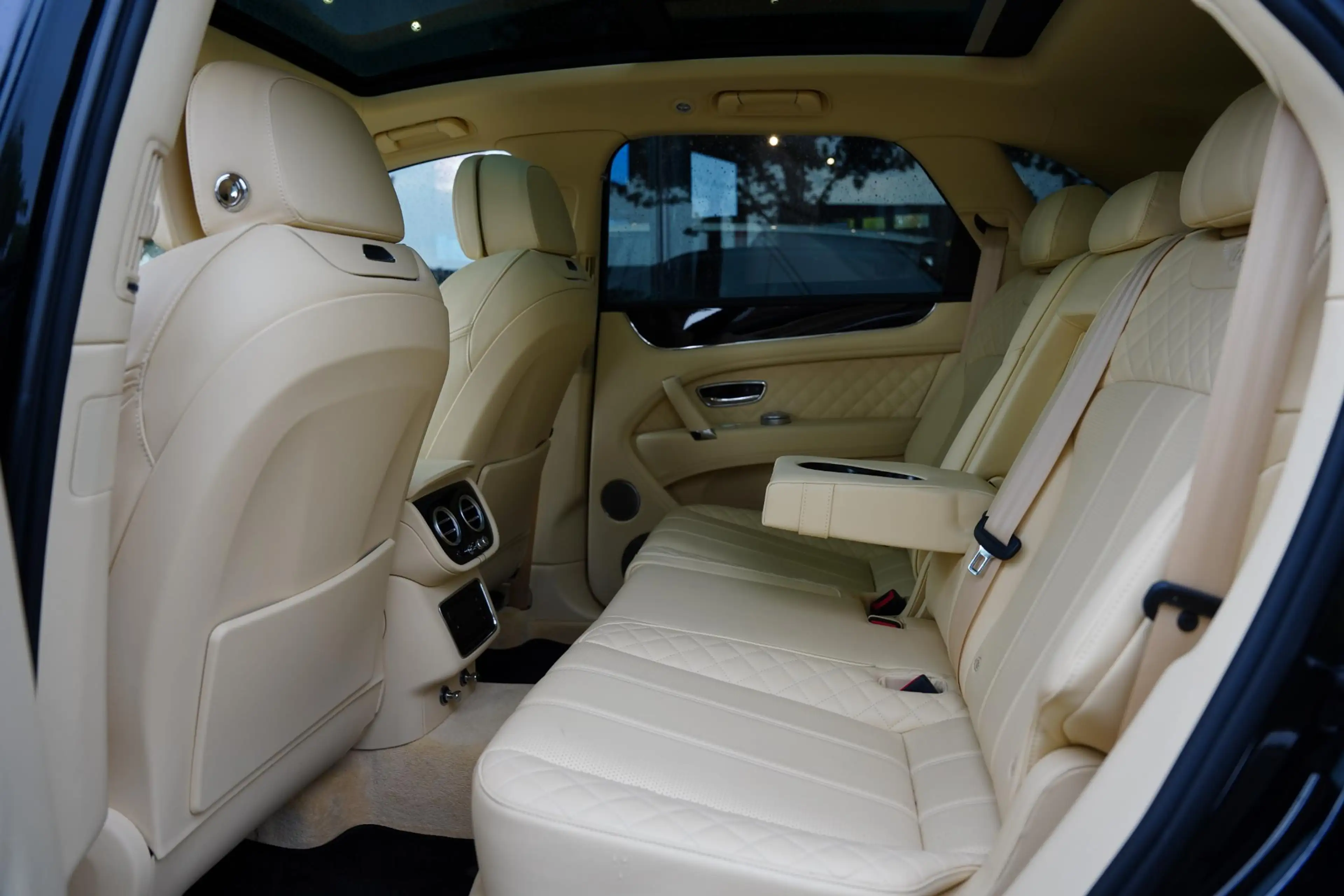 Bentley Bentayga 4.0 V8 / Beige Leder / NAIM — photo 7