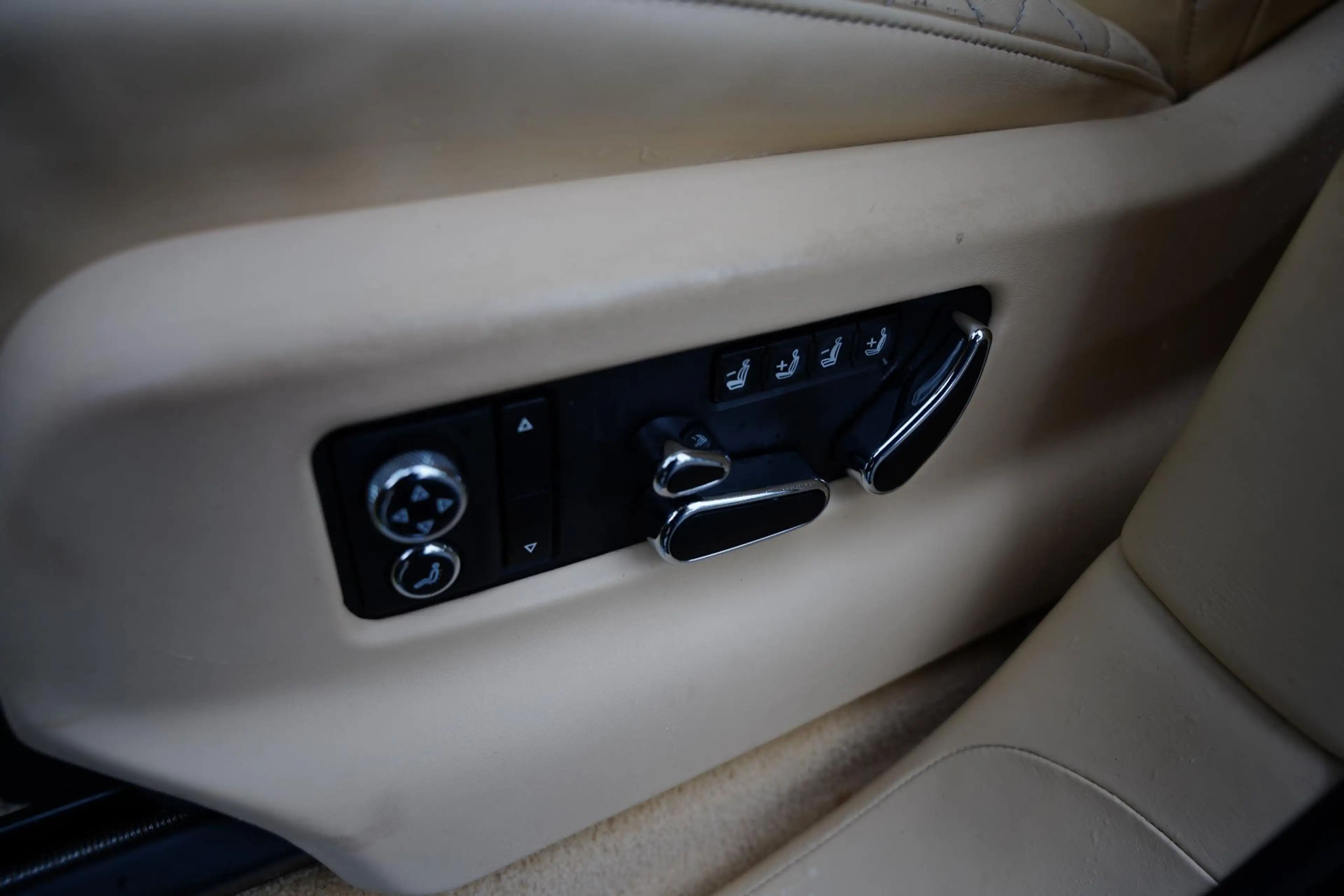 Bentley Bentayga 4.0 V8 / Beige Leder / NAIM — photo 26