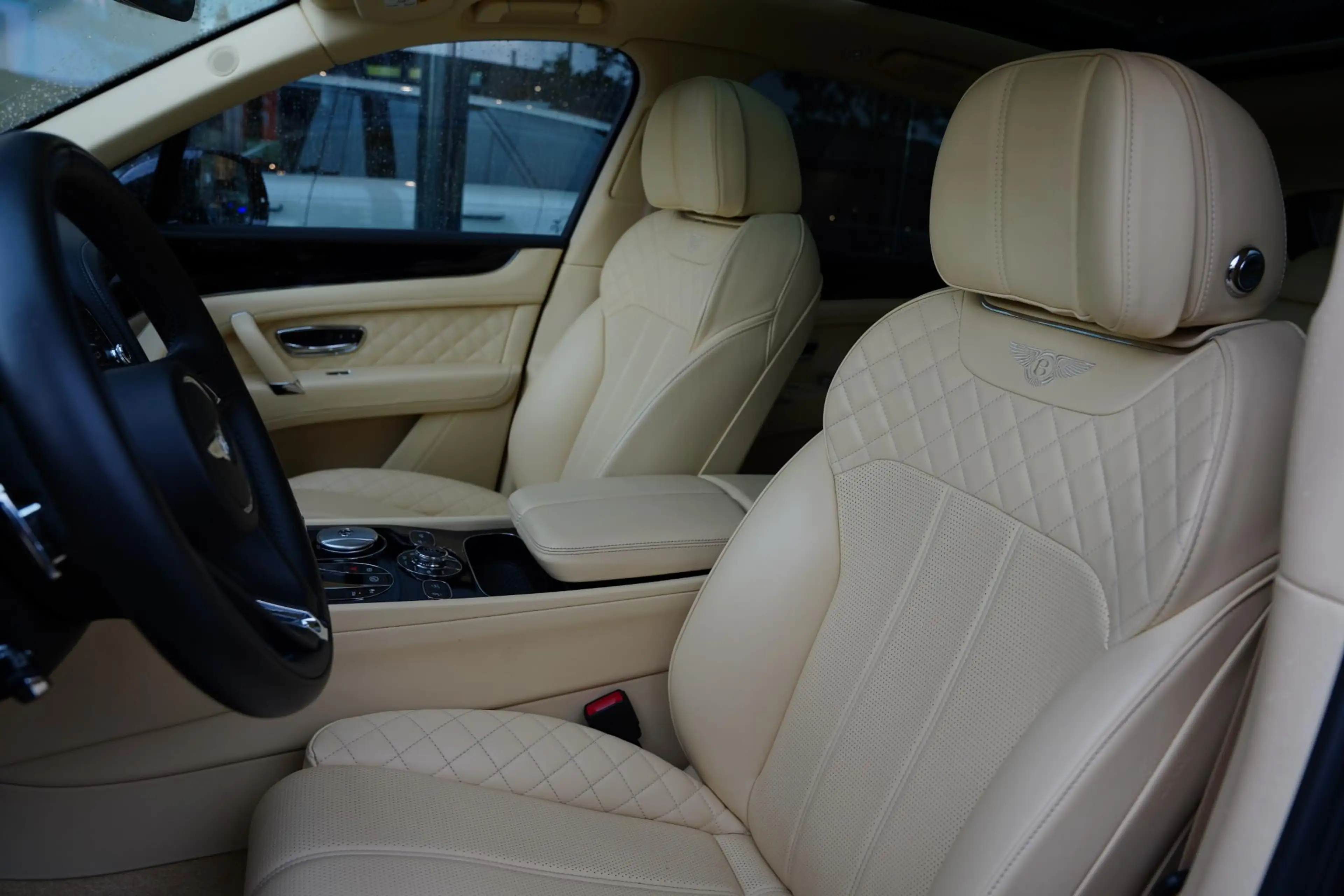 Bentley Bentayga 4.0 V8 / Beige Leder / NAIM — photo 6