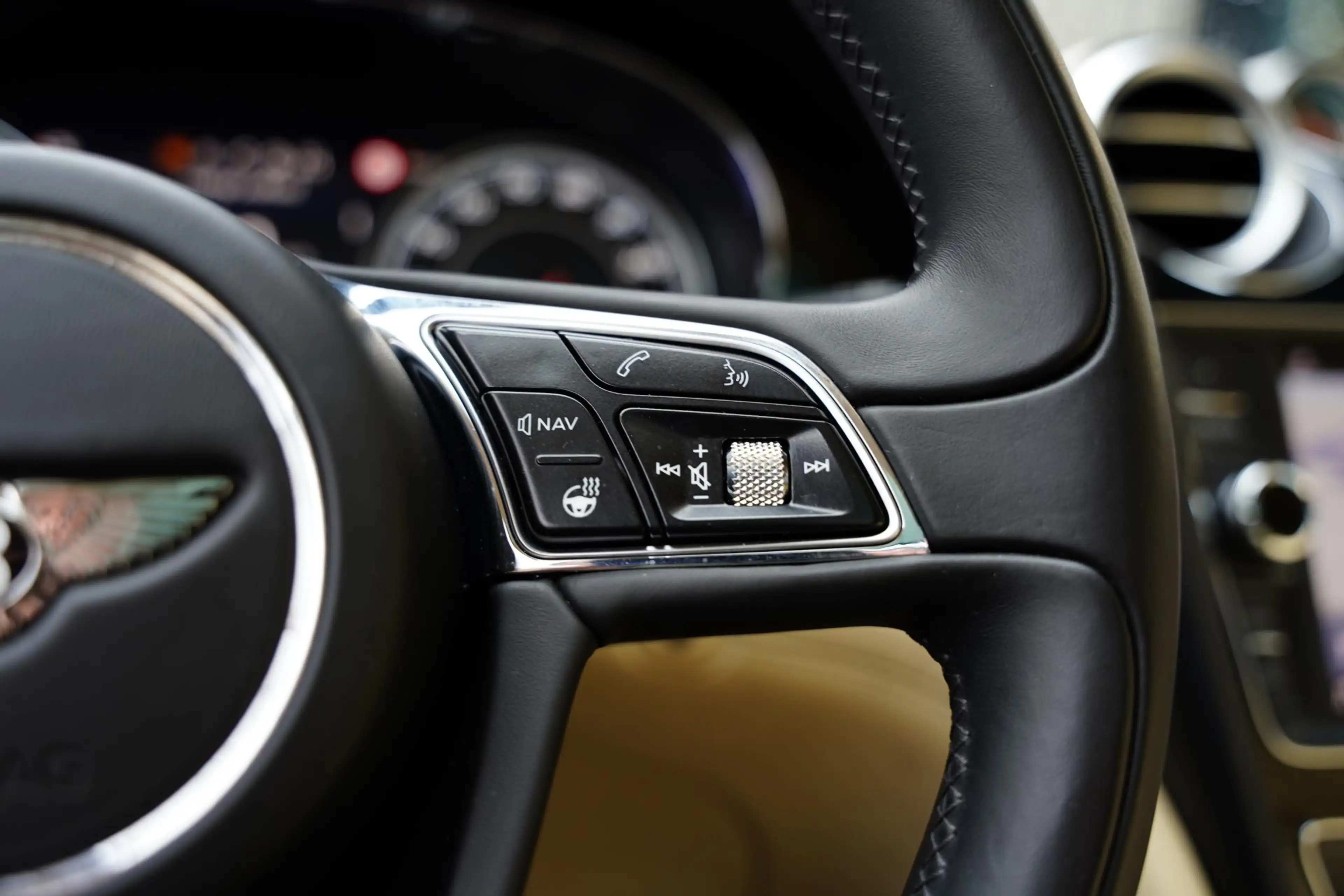 Bentley Bentayga 4.0 V8 / Beige Leder / NAIM — photo 19