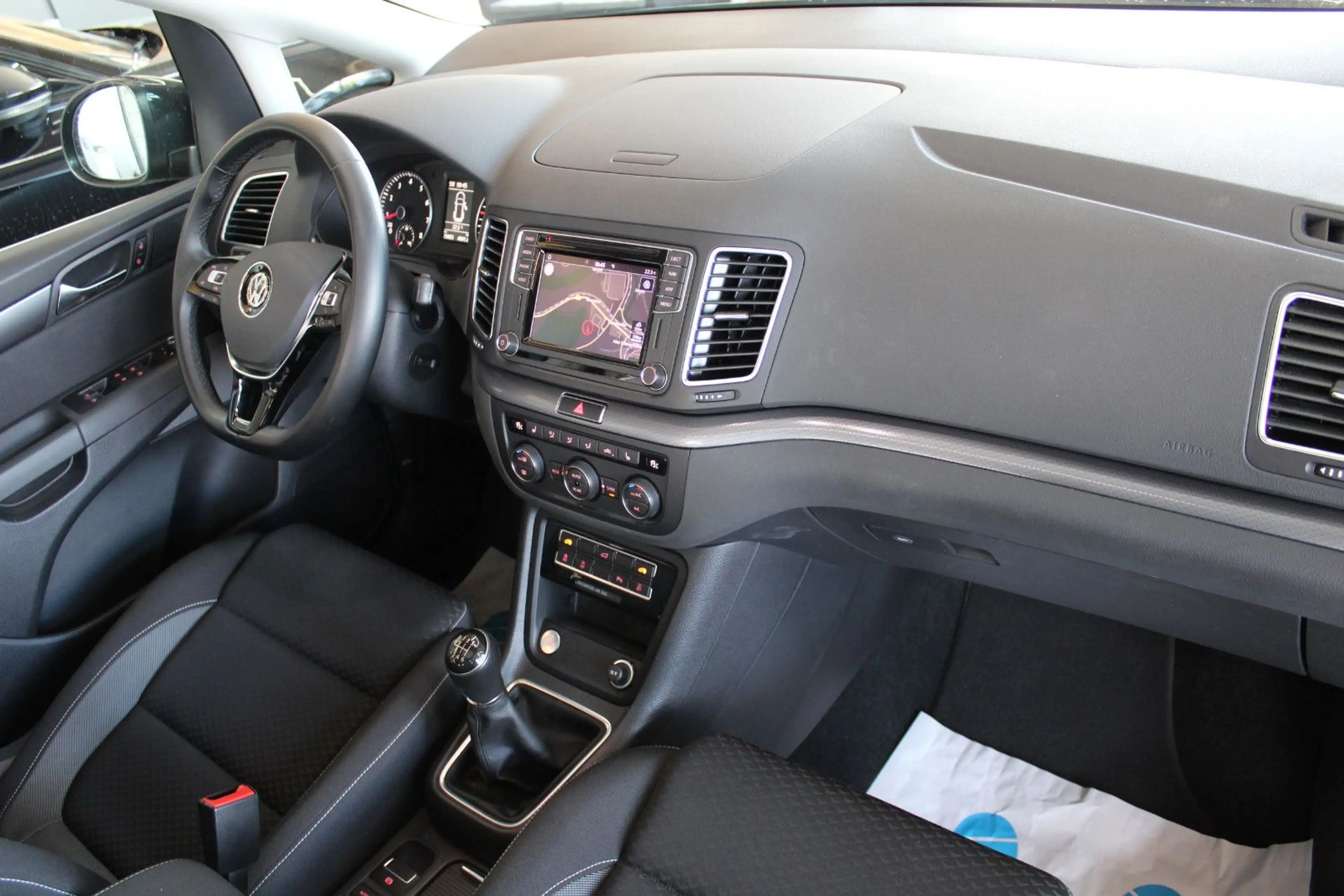 Volkswagen Sharan 1.4 TSI Active*NAVI*XENON*PANO*1.HAND* — photo 12