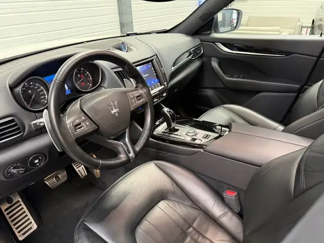 Maserati Levante view 10