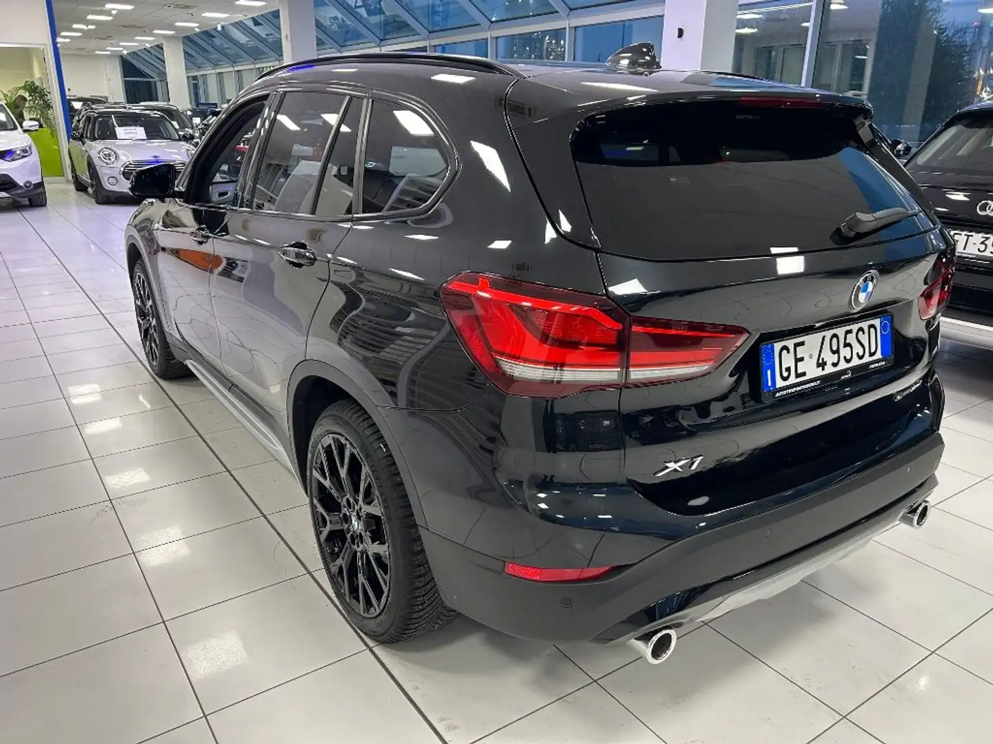 BMW X1 sDrive18d xLine Plus auto Zwart - 2