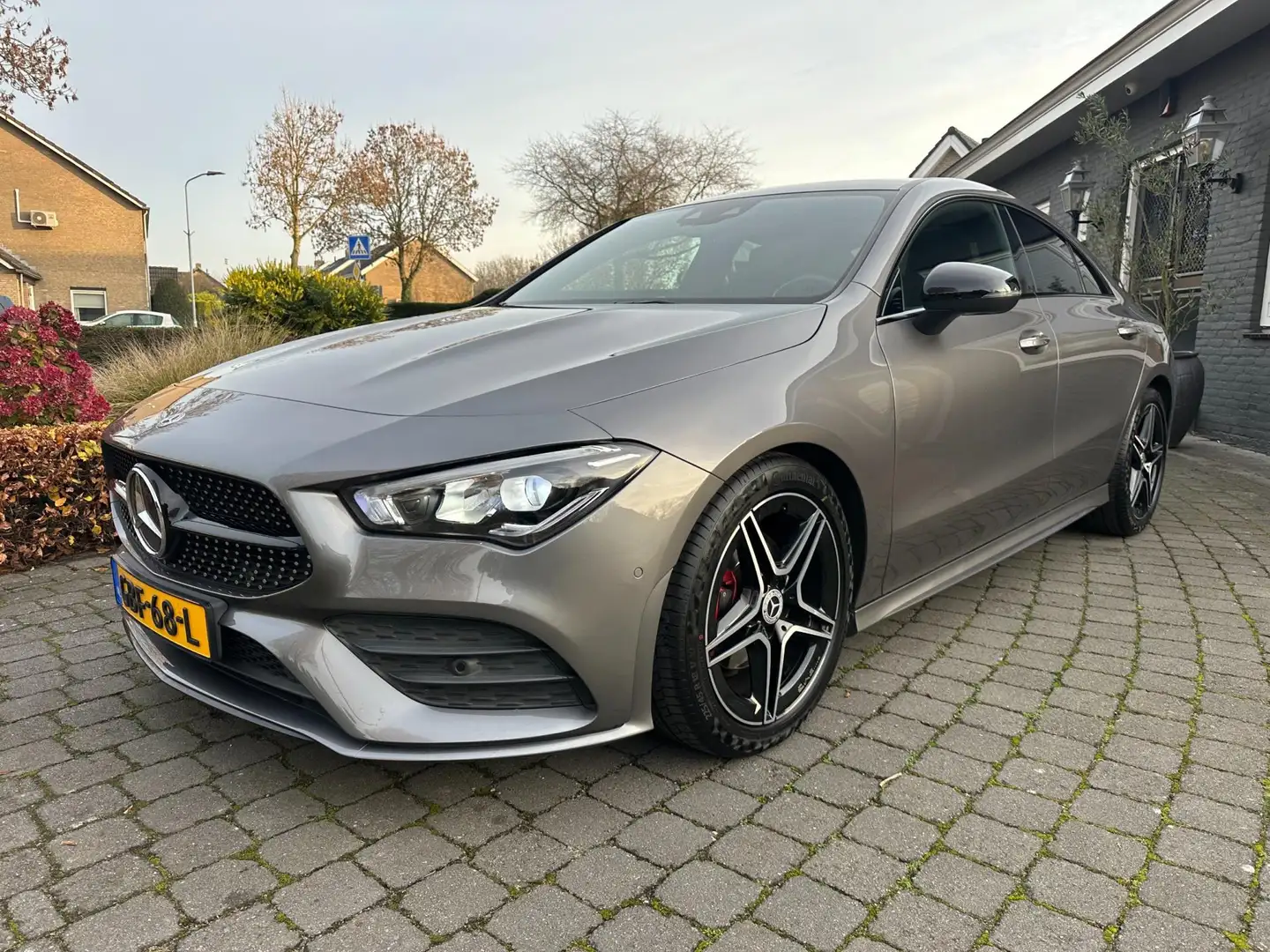 Mercedes-Benz CLA 180 Premium Plus, AMG, Pano, BTW! Gris - 1