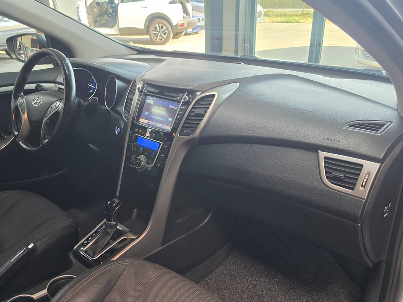 Hyundai i30 1.6Crdi Exclusive // Gps // Camera // Led — photo 12